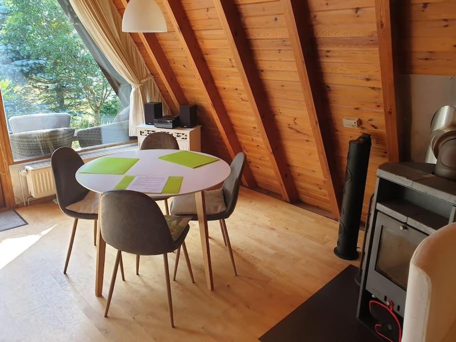 Nurdachhaus auf großem Grundstück