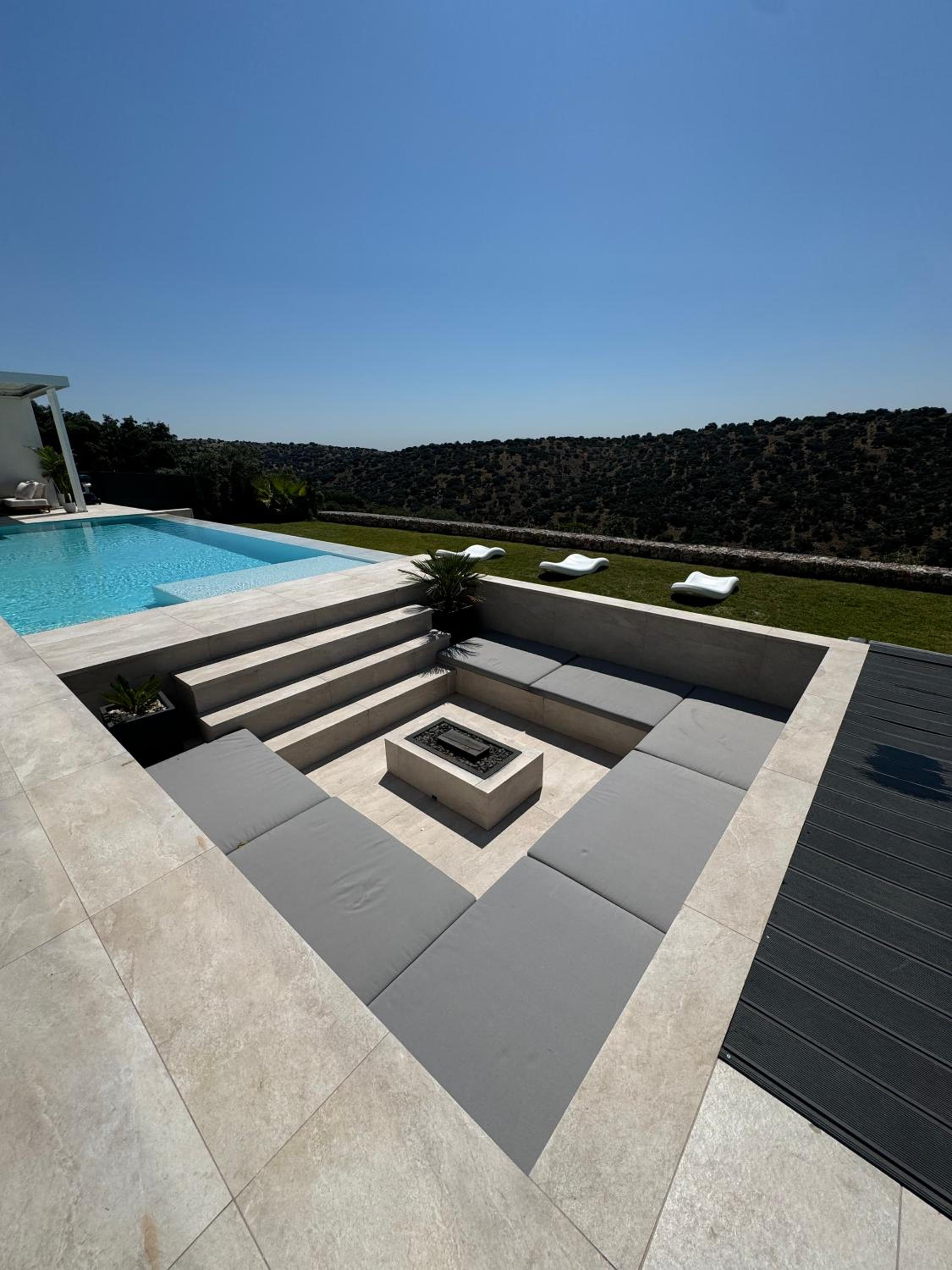 Villa exclusiva con piscina infinity y jacuzzi!