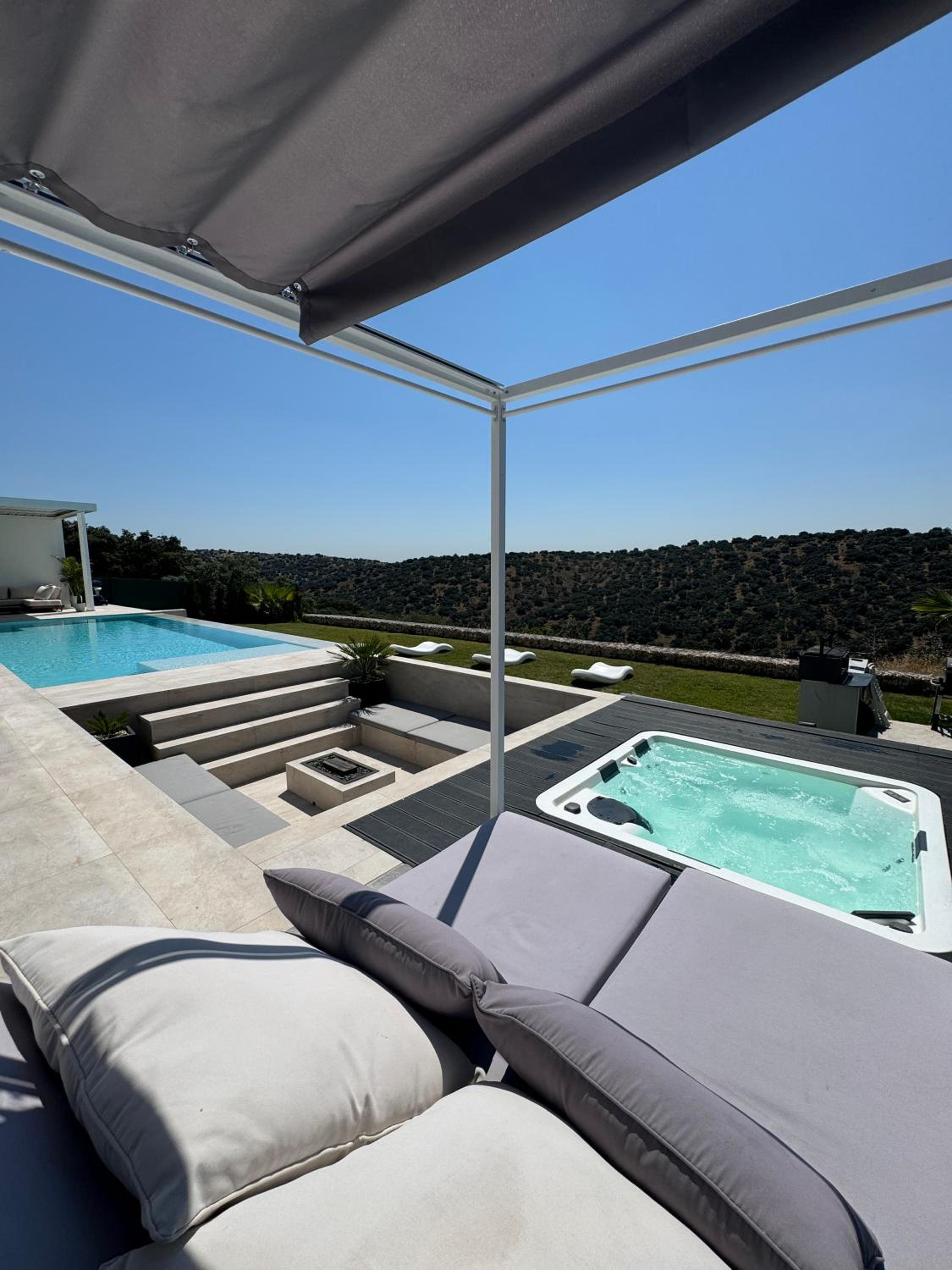 Villa exclusiva con piscina infinity y jacuzzi!