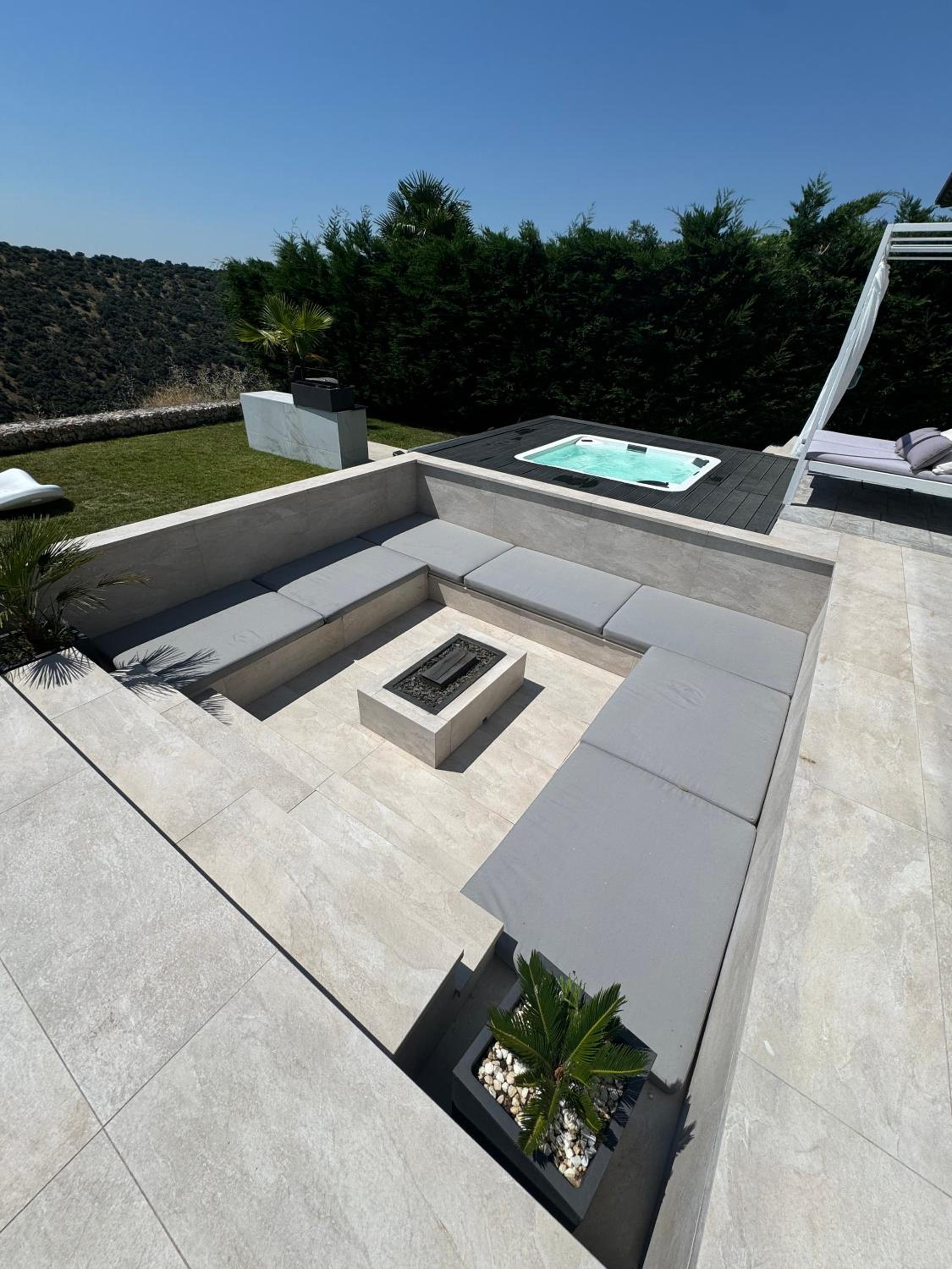 Villa exclusiva con piscina infinity y jacuzzi!
