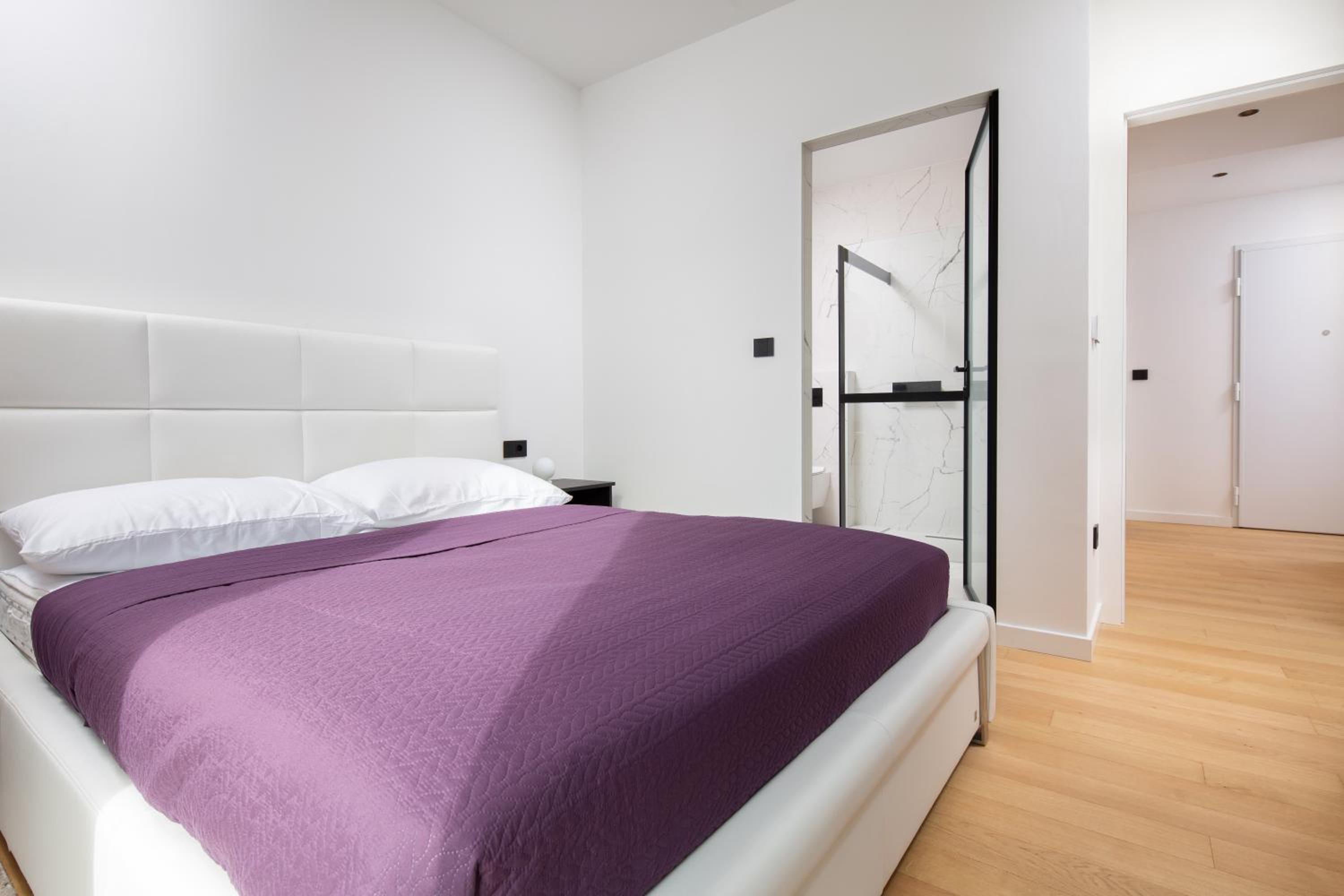 The Blue Star luxury apartment with a sea view and a private parking view 3