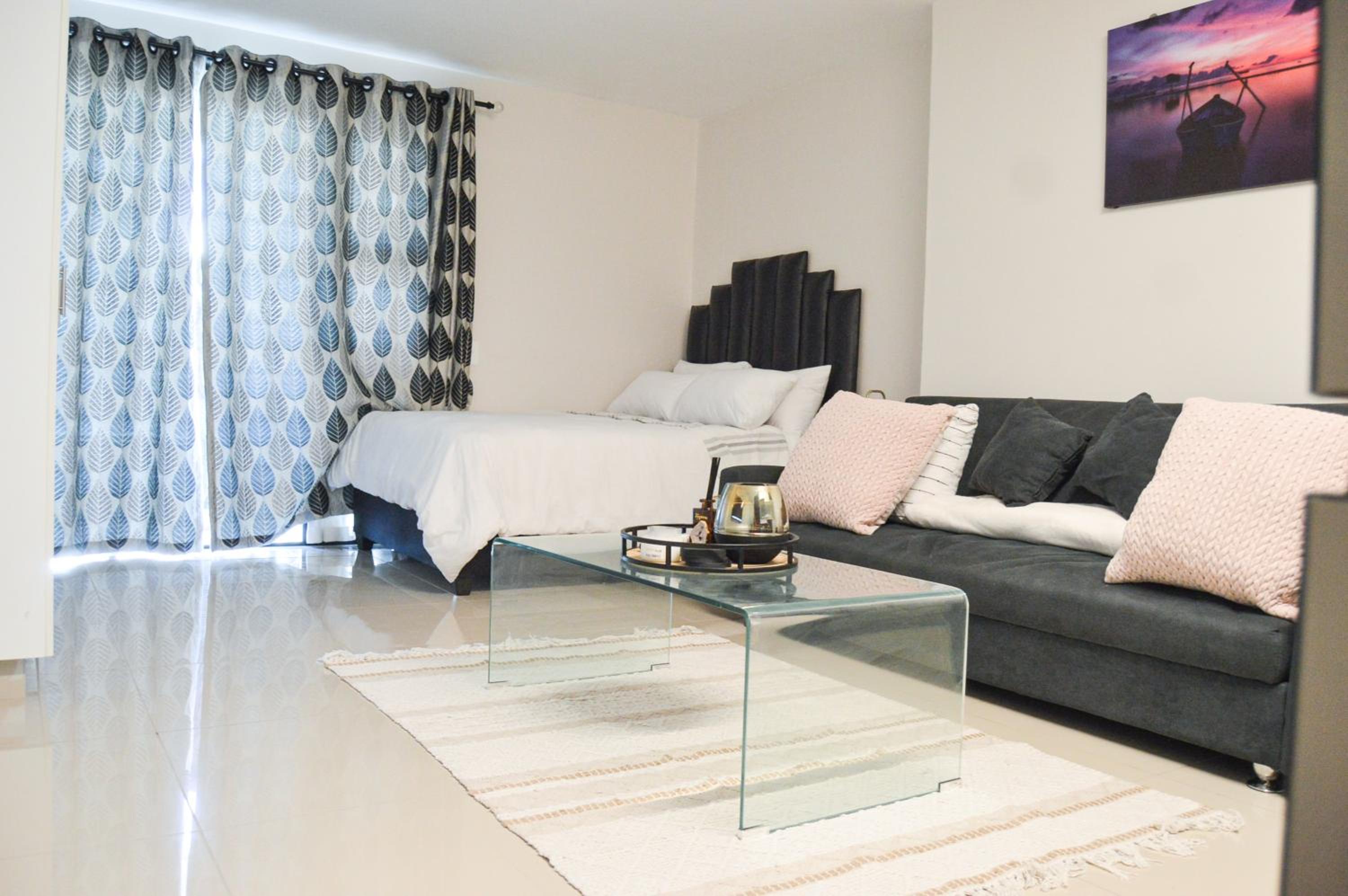 5min walk to gateway,Free parking, Free WiFi view 2