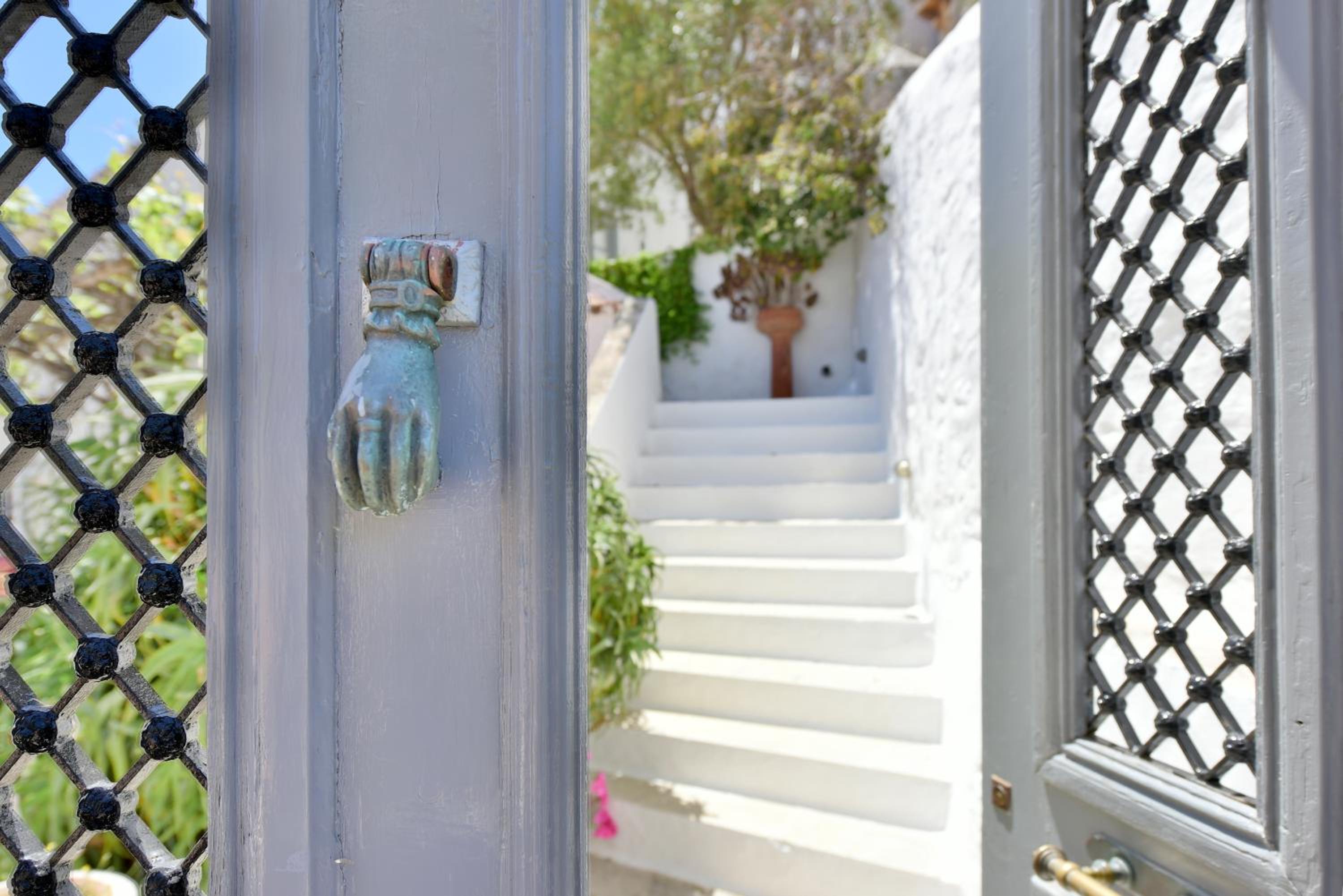 Captain's House - Historical home in Hydra 1800