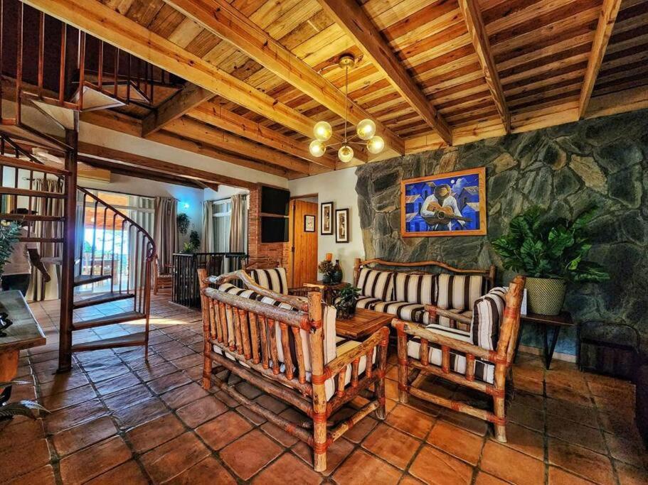 La cumbre villages