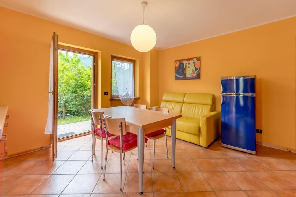 Colorful mansion patio with barbeque - 20' Cortina view 4