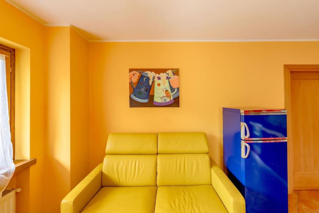 Colorful mansion patio with barbeque - 20' Cortina view 5