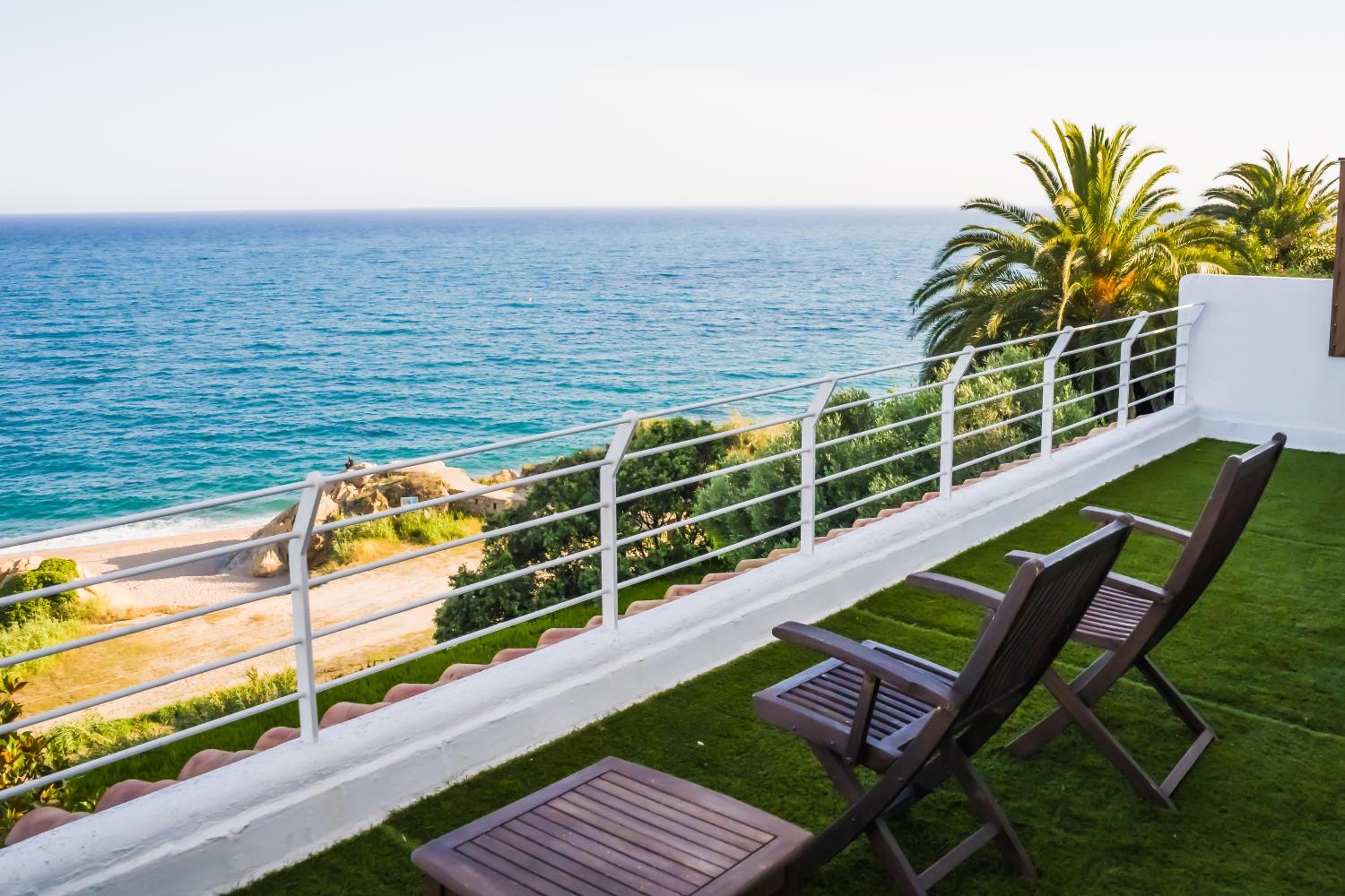 Fantástica casa frente al mar con jardín privado
