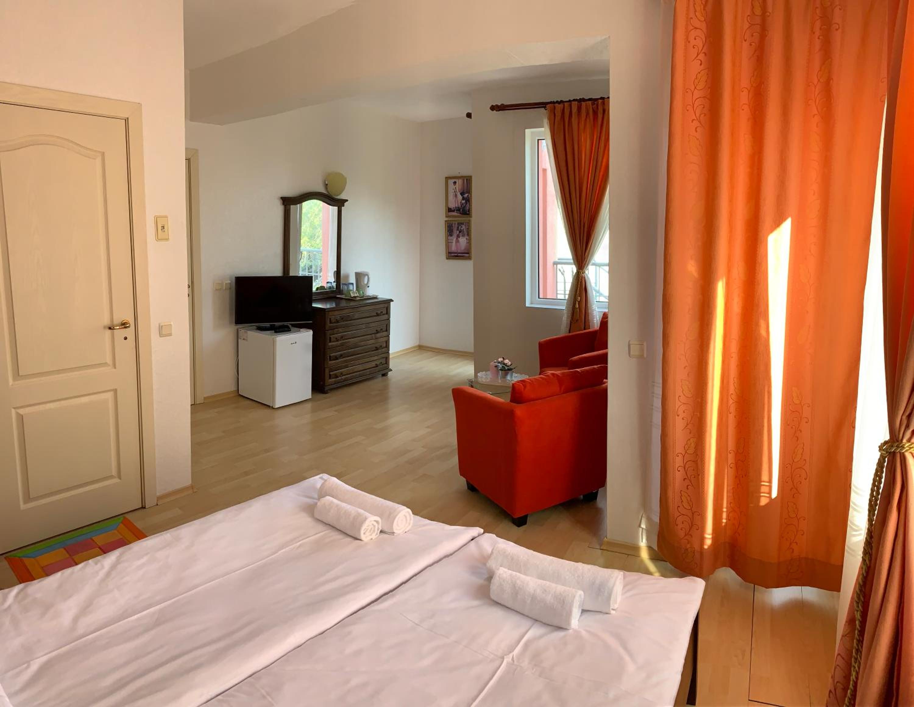 Sunray Guest House, Private Rooms & Apartment with Lovely Sea View