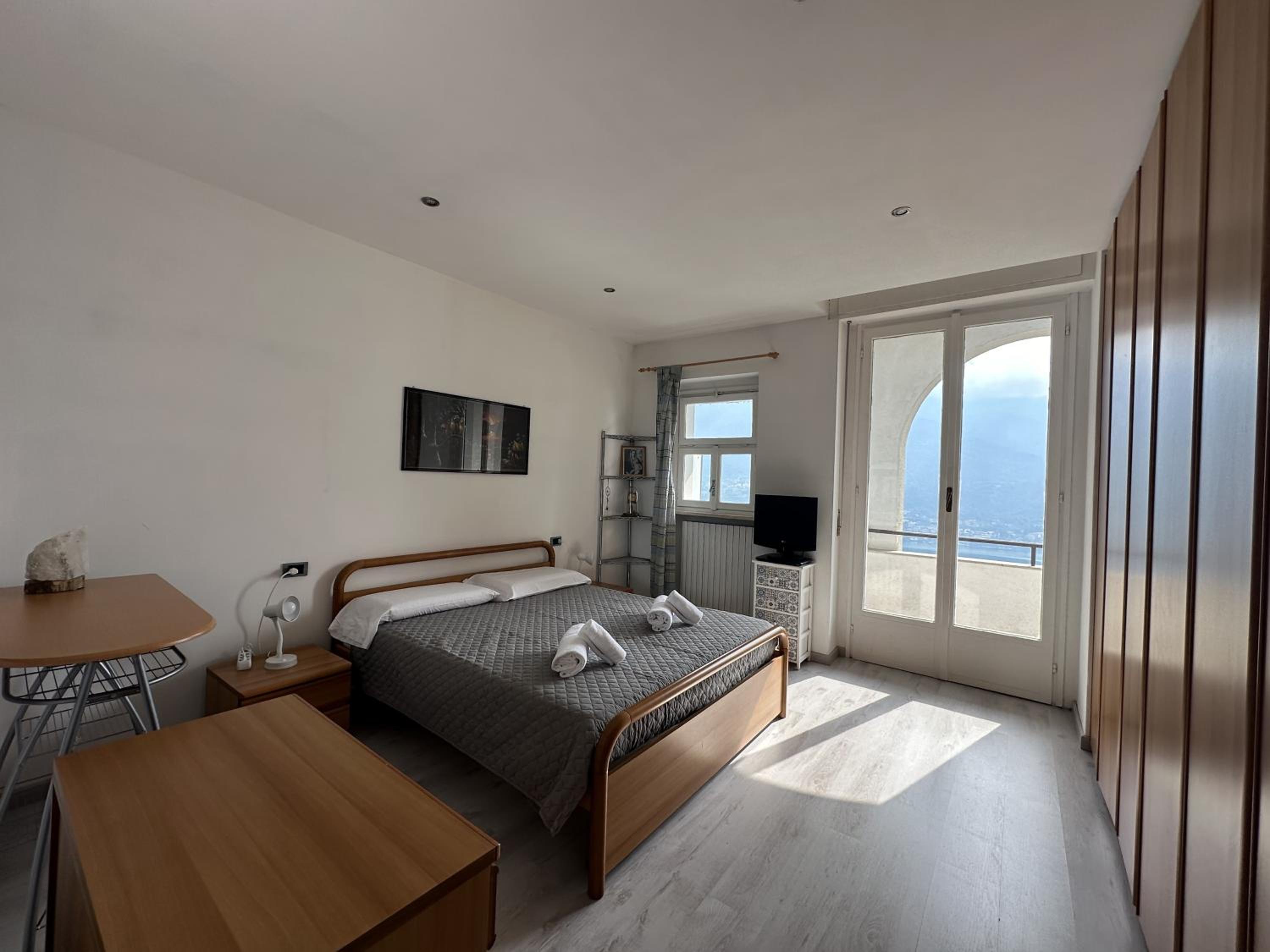 Irene lake view apartment with swimming pool view 4