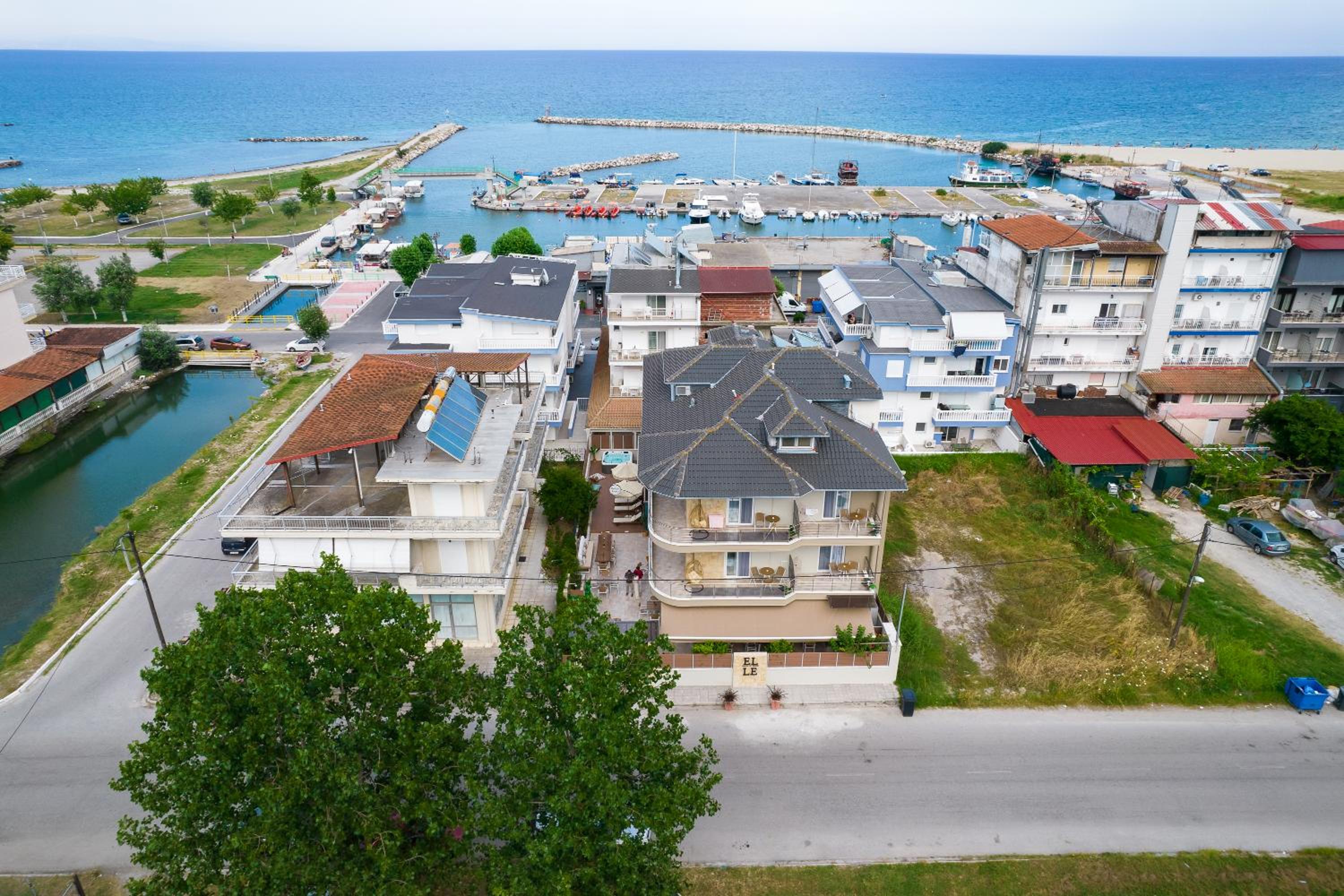 Hotel ELLE Rooms & Suites - Image 1