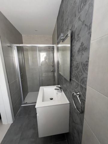 Central, Modern & New Apt view 3