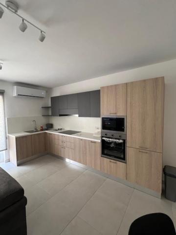 Central, Modern & New Apt view 4