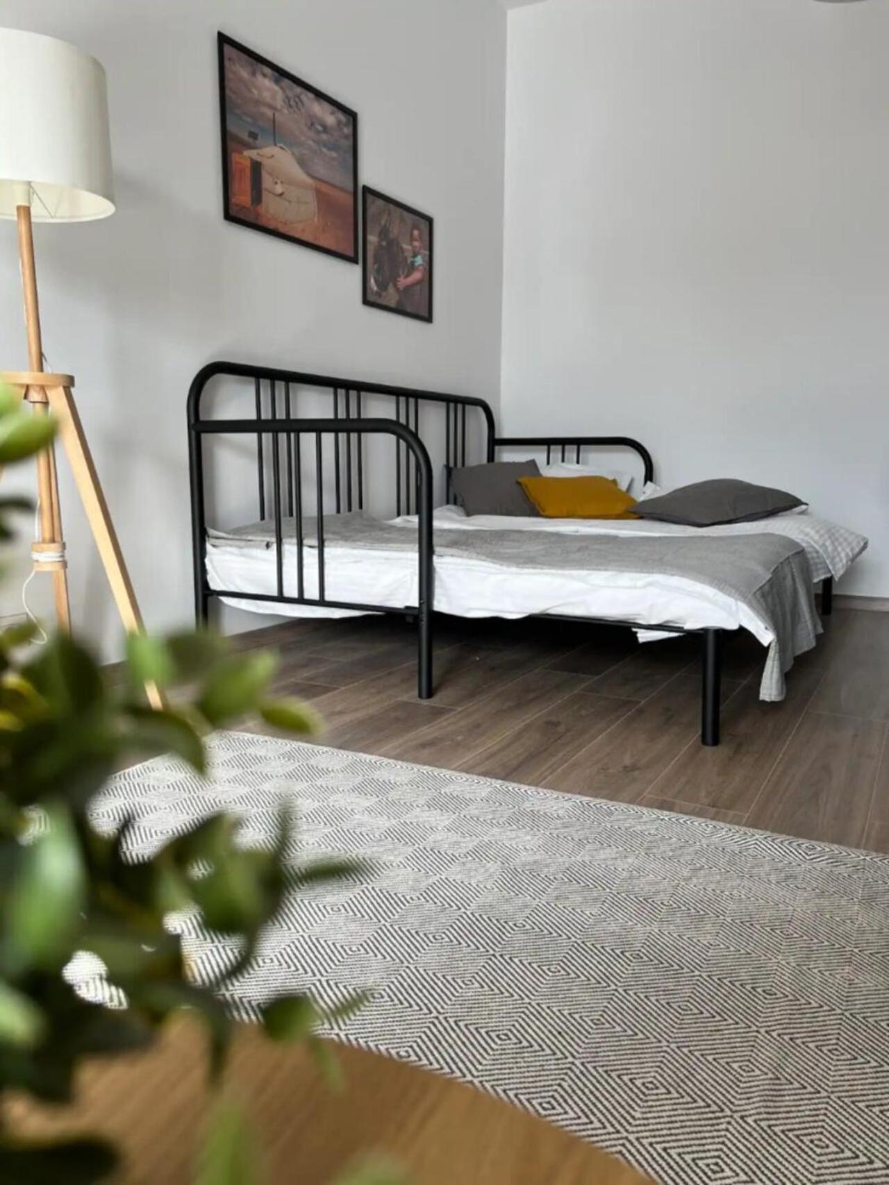 High-Rise Luxury Apartment with free parking view 3
