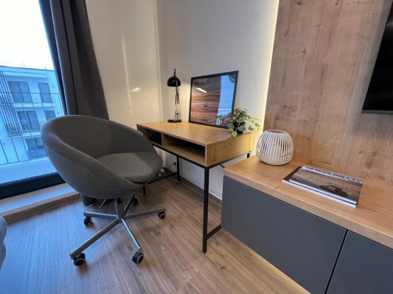 High-Rise Luxury Apartment with free parking view 2