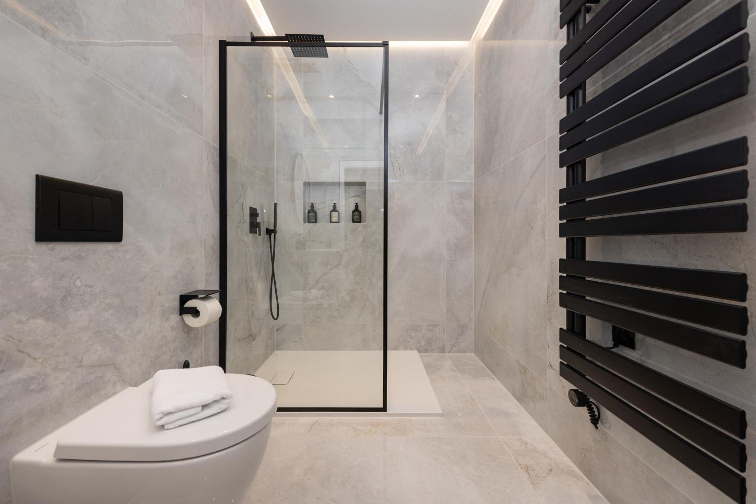 120sqm & 5-room luxury apartment with 2 bathrooms