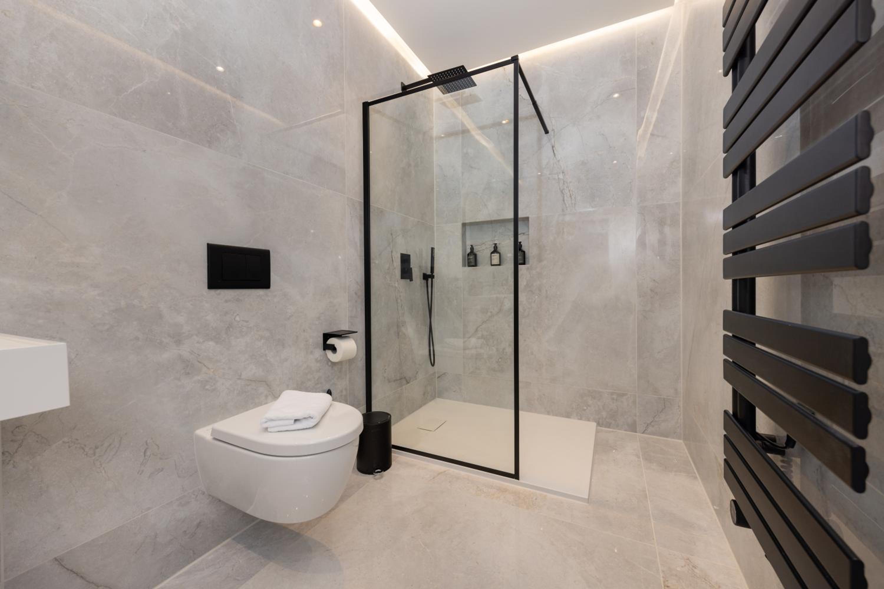 120sqm & 5-room luxury apartment with 2 bathrooms