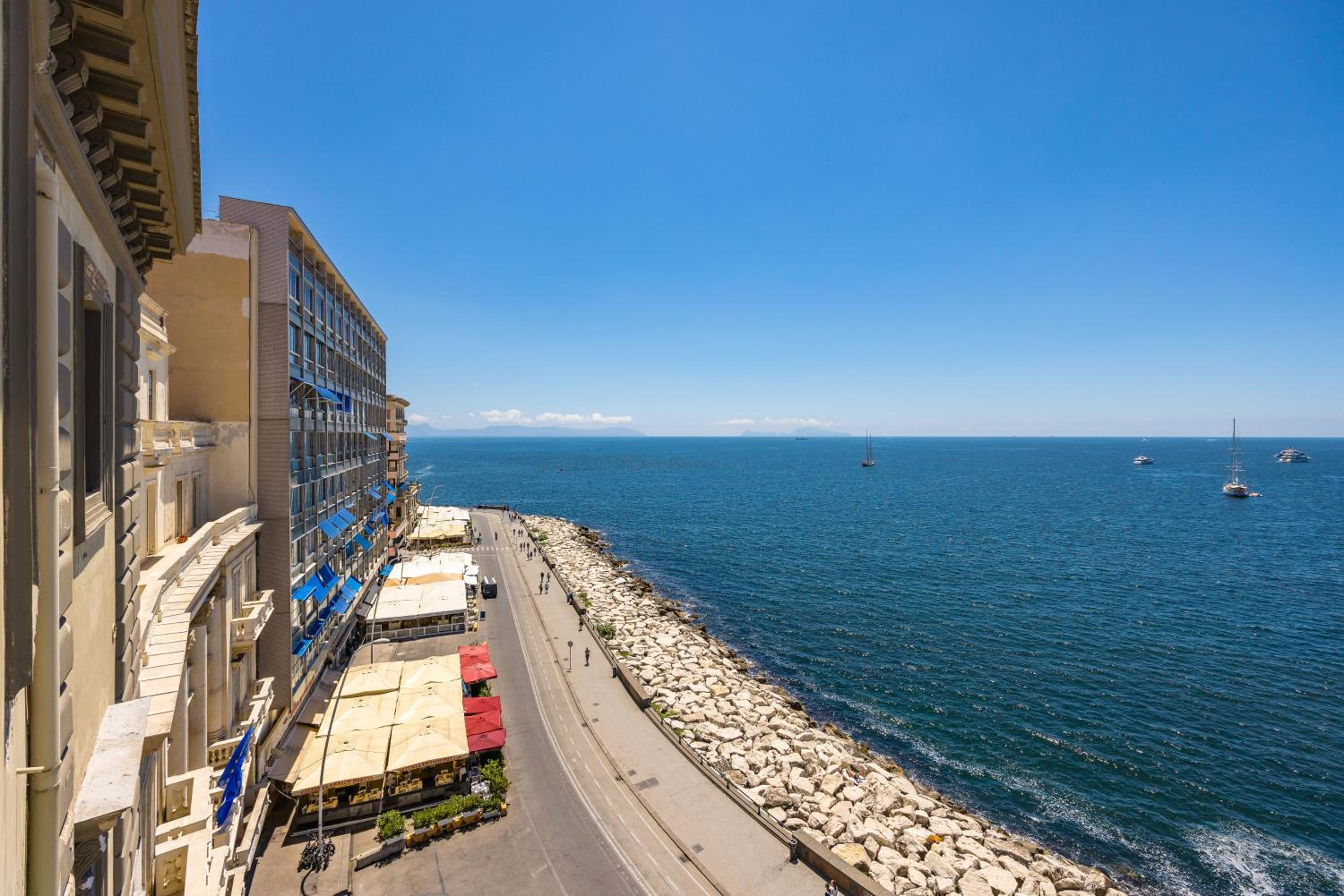 Blu Breeze on Seafront by Napoliapartments