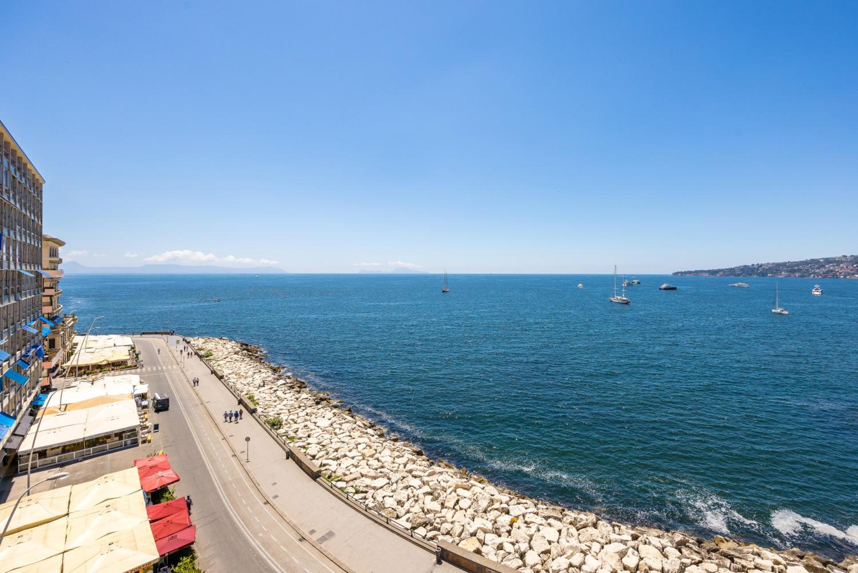 Blu Breeze on Seafront by Napoliapartments