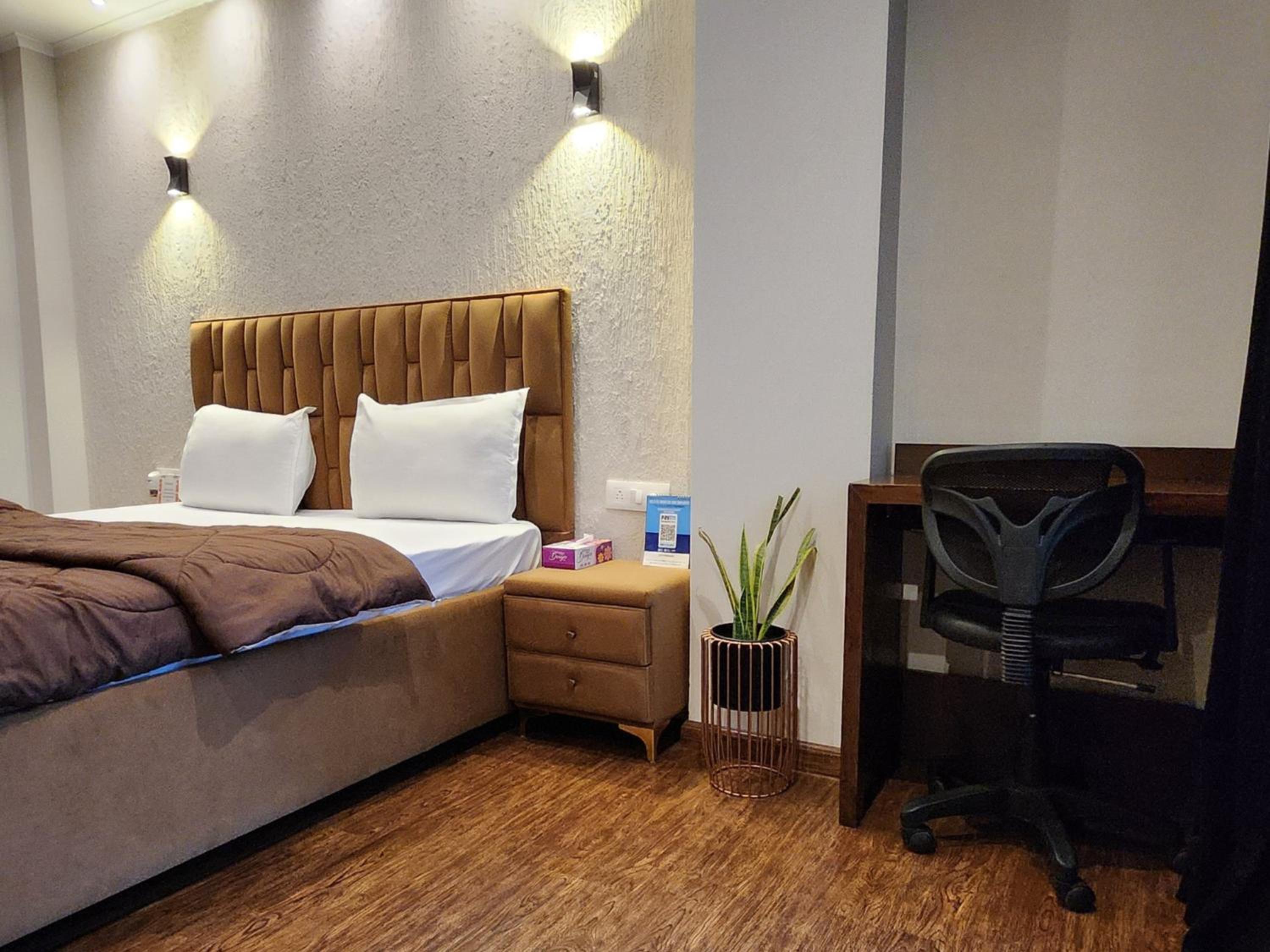 Gurgaon Vacations - Hotel City Premier - Near Galleria Market , Super Mart-1 DLF Gurgaon - Property Image 5