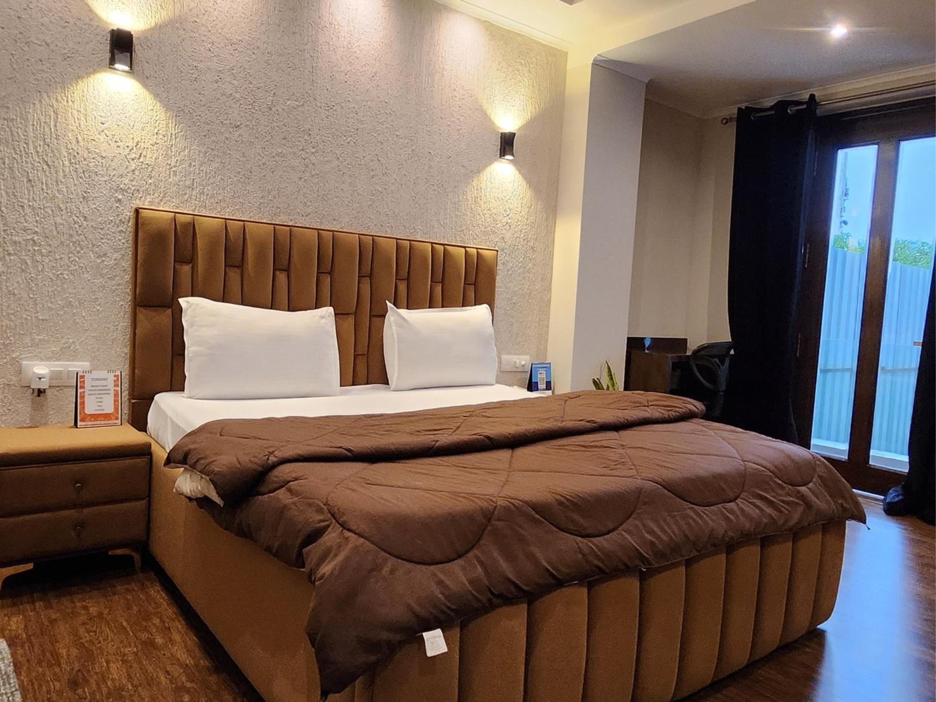 Gurgaon Vacations - Hotel City Premier - Near Galleria Market , Super Mart-1 DLF Gurgaon - Property Image 2