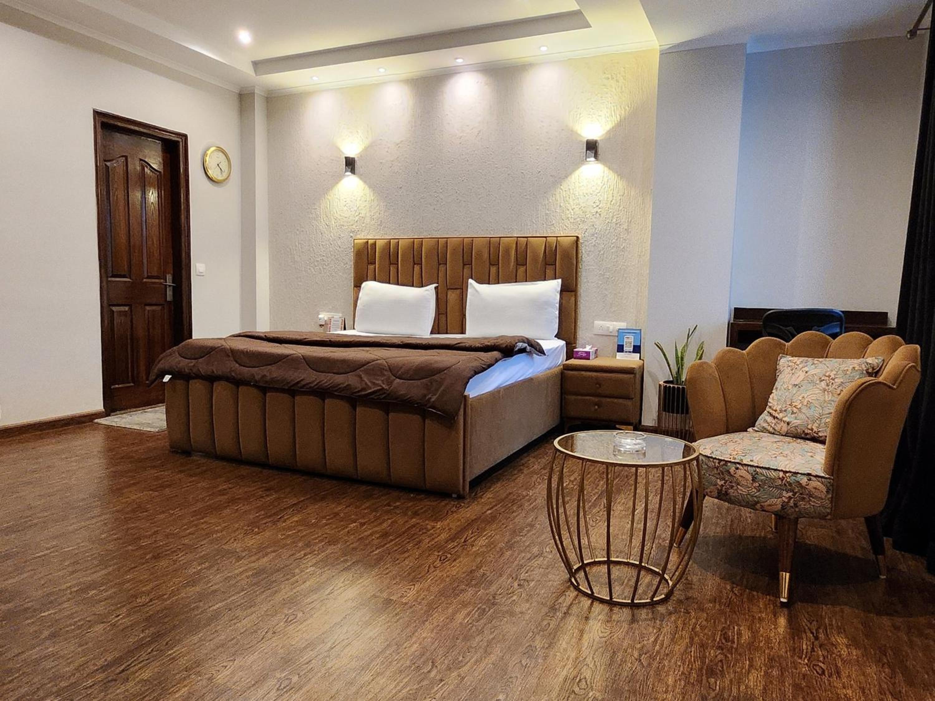 Gurgaon Vacations - Hotel City Premier - Near Galleria Market , Super Mart-1 DLF Gurgaon - Property Image 10