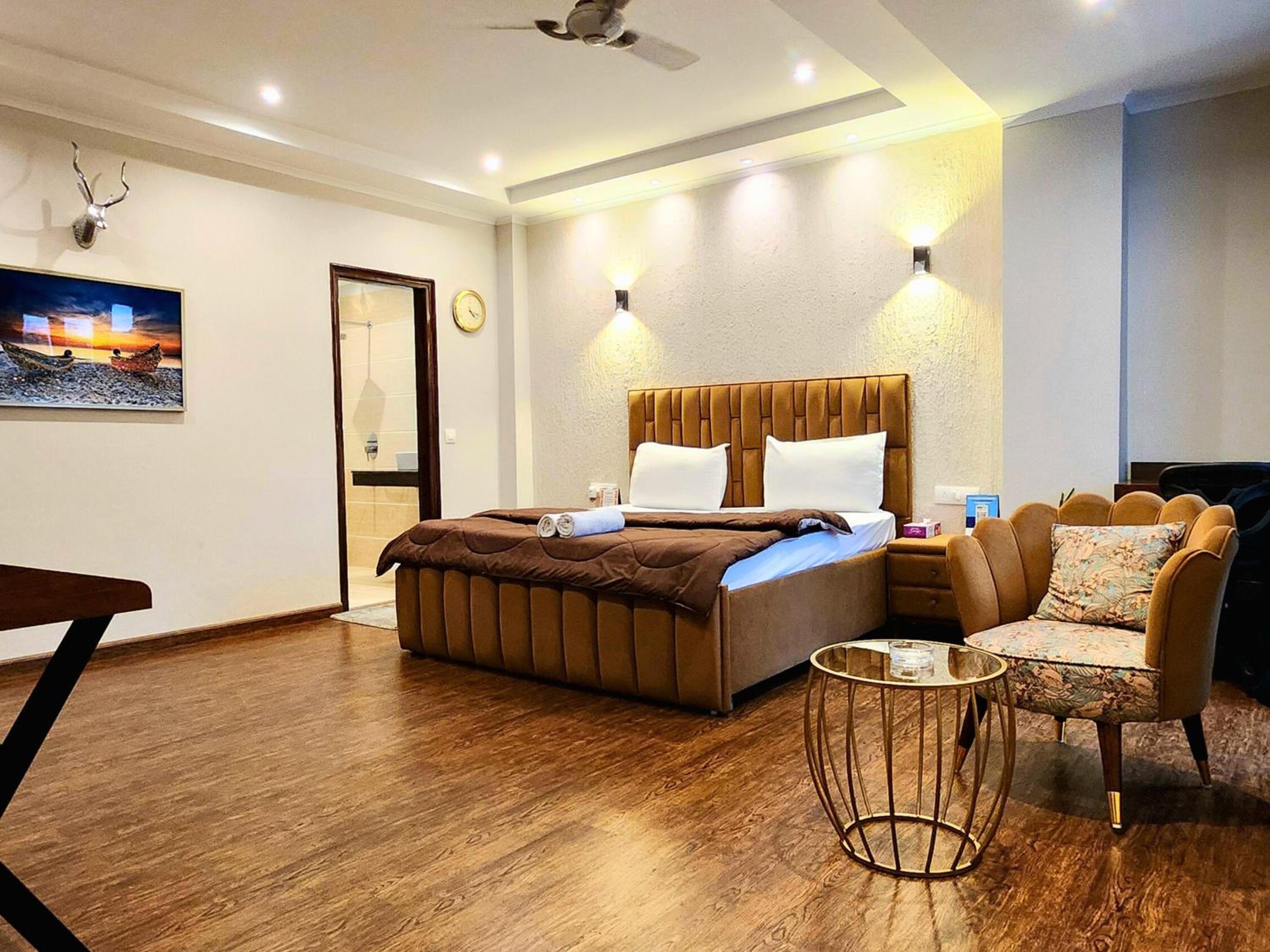Gurgaon Vacations - Hotel City Premier - Near Galleria Market , Super Mart-1 DLF Gurgaon - Property Image 1