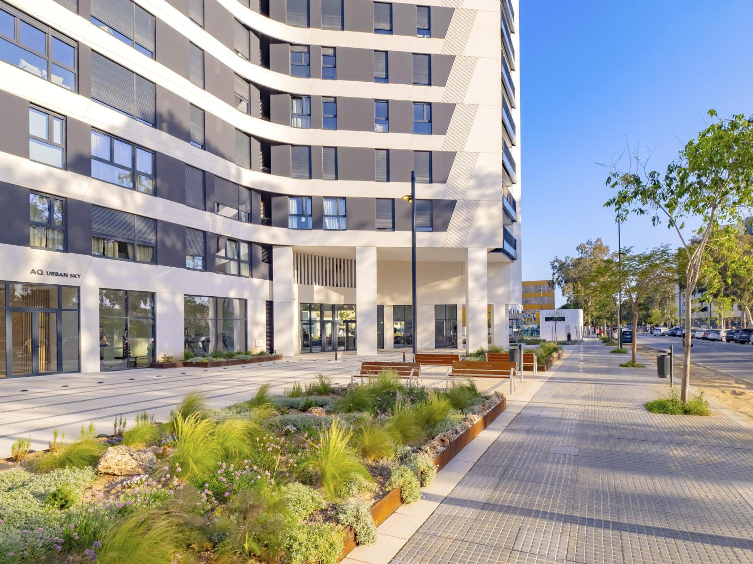 Cubo's Urban Sky Apartment East View 13