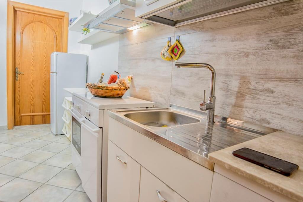 Case Donizetti en San Foca — kitchen