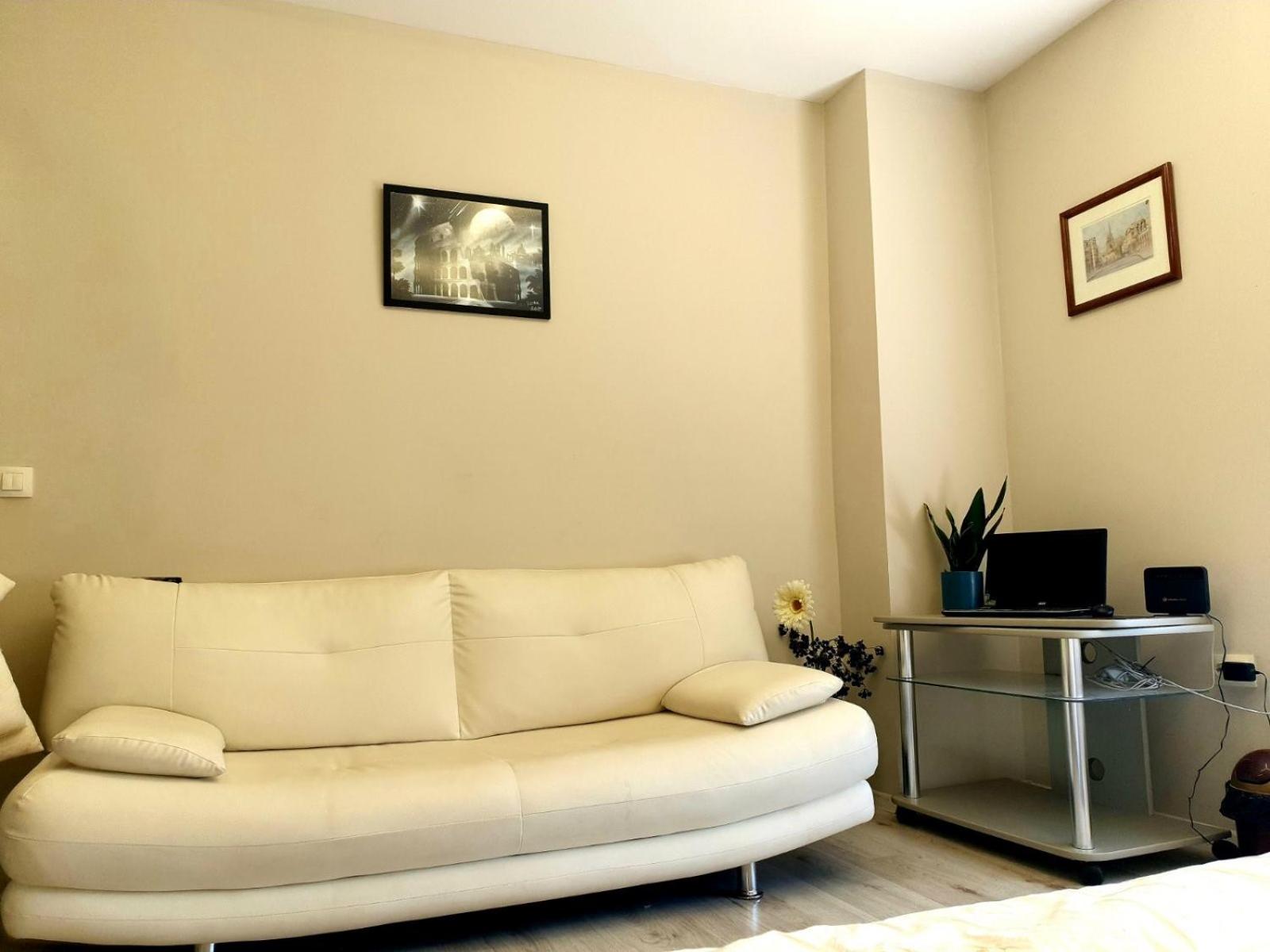 Lina Gio Apart