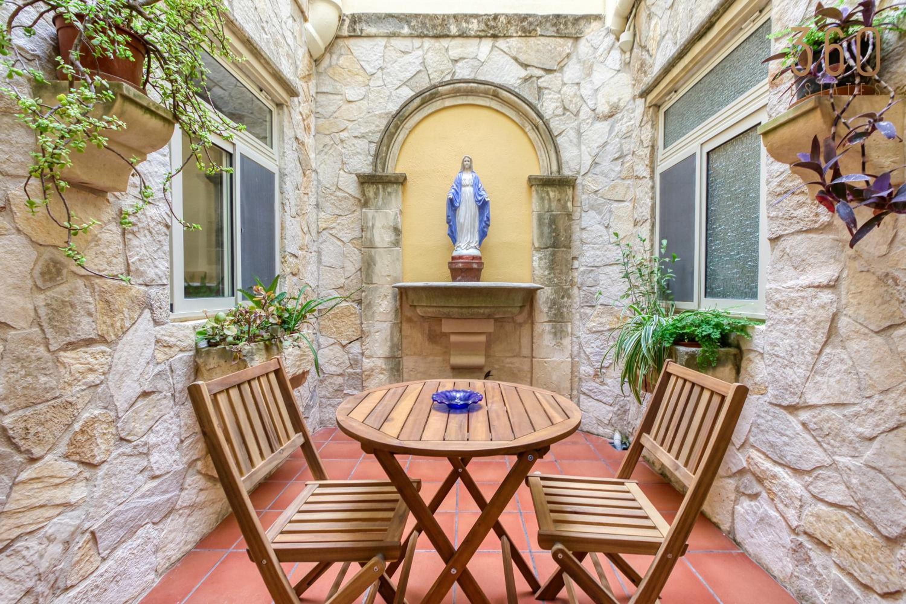 Spacious 4BR Terraced House with Rooftop Access by 360 Estates view 2