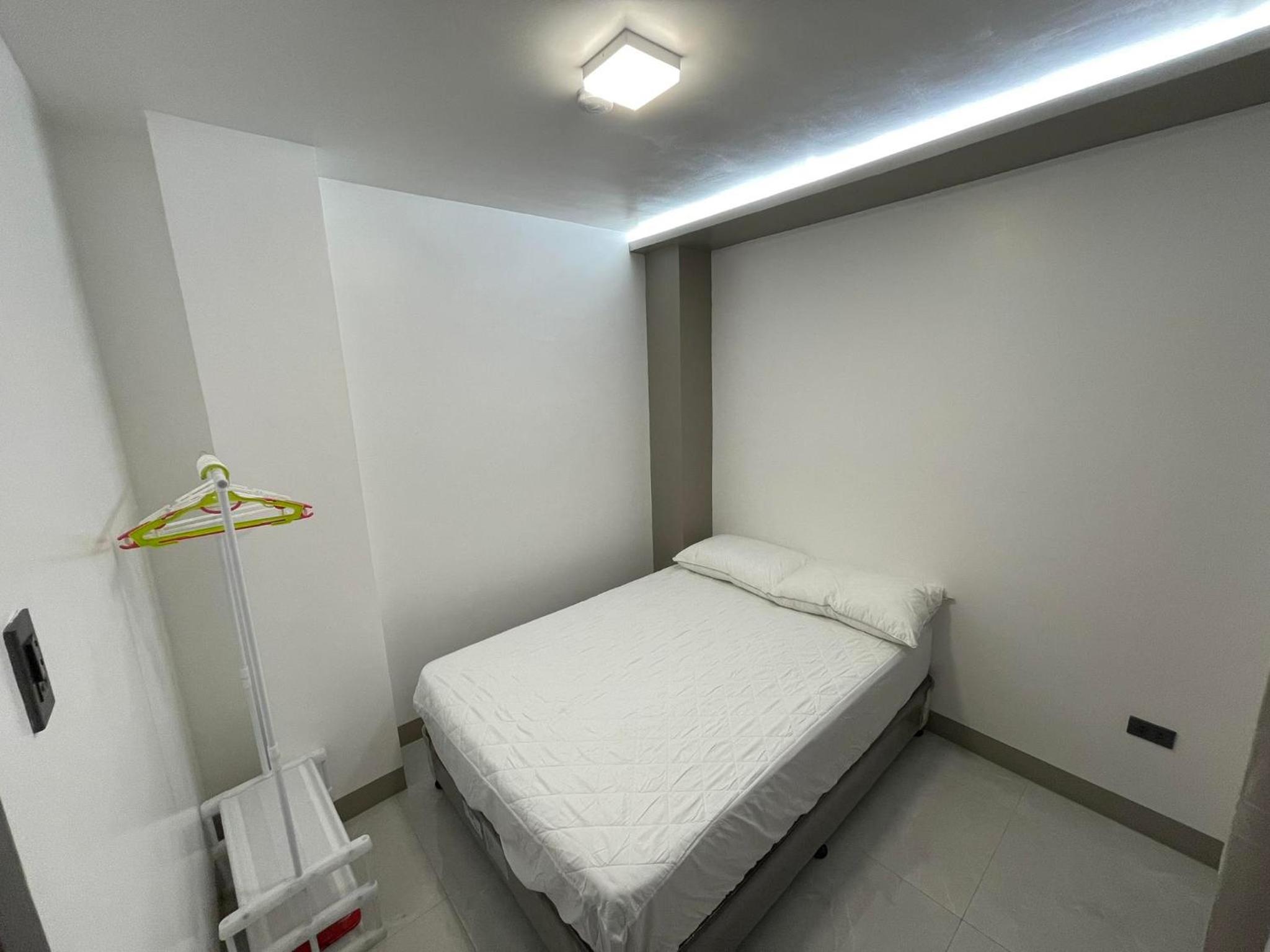 SHOWMECAS Alley Stay