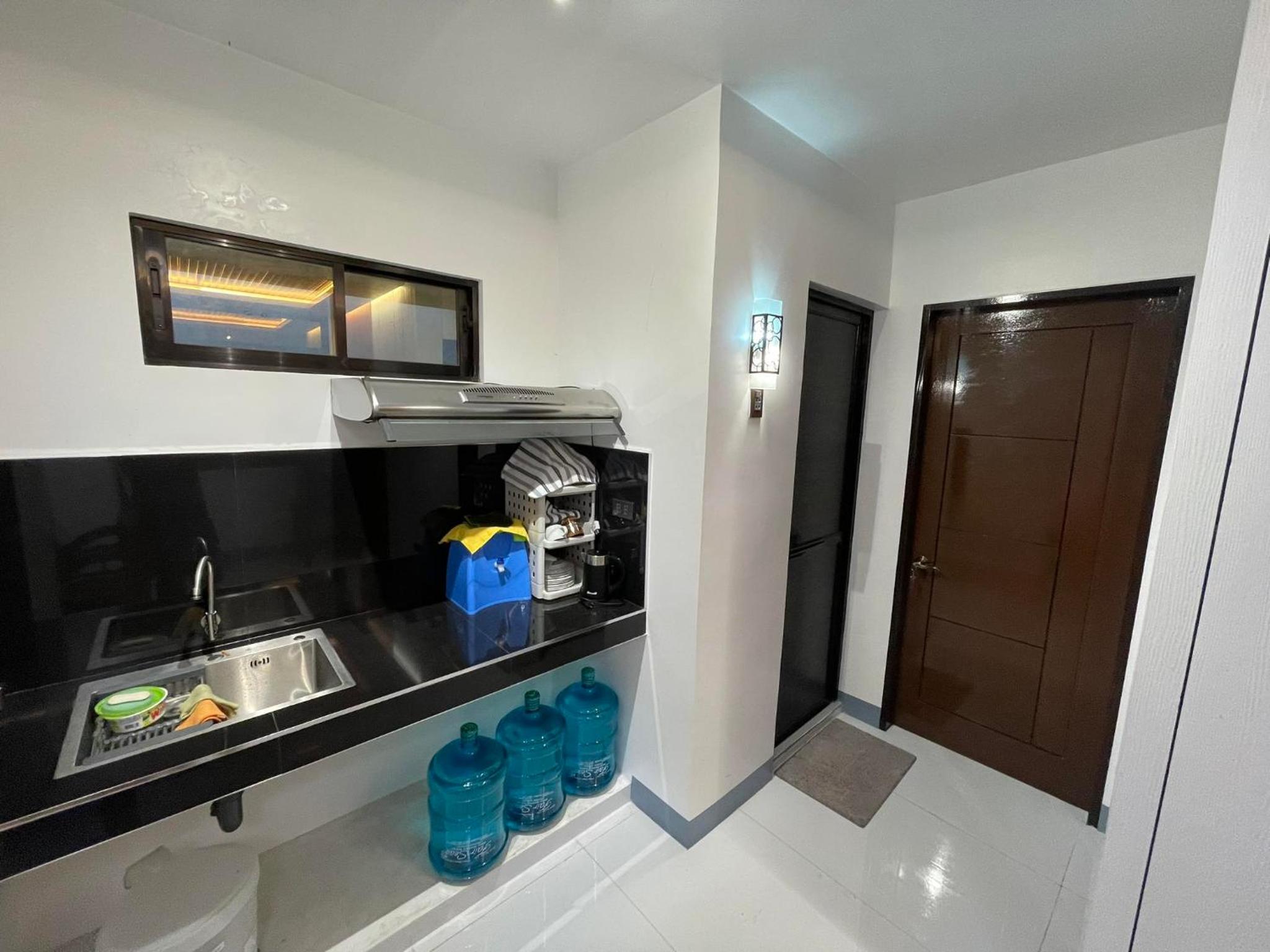 SHOWMECAS Alley Stay