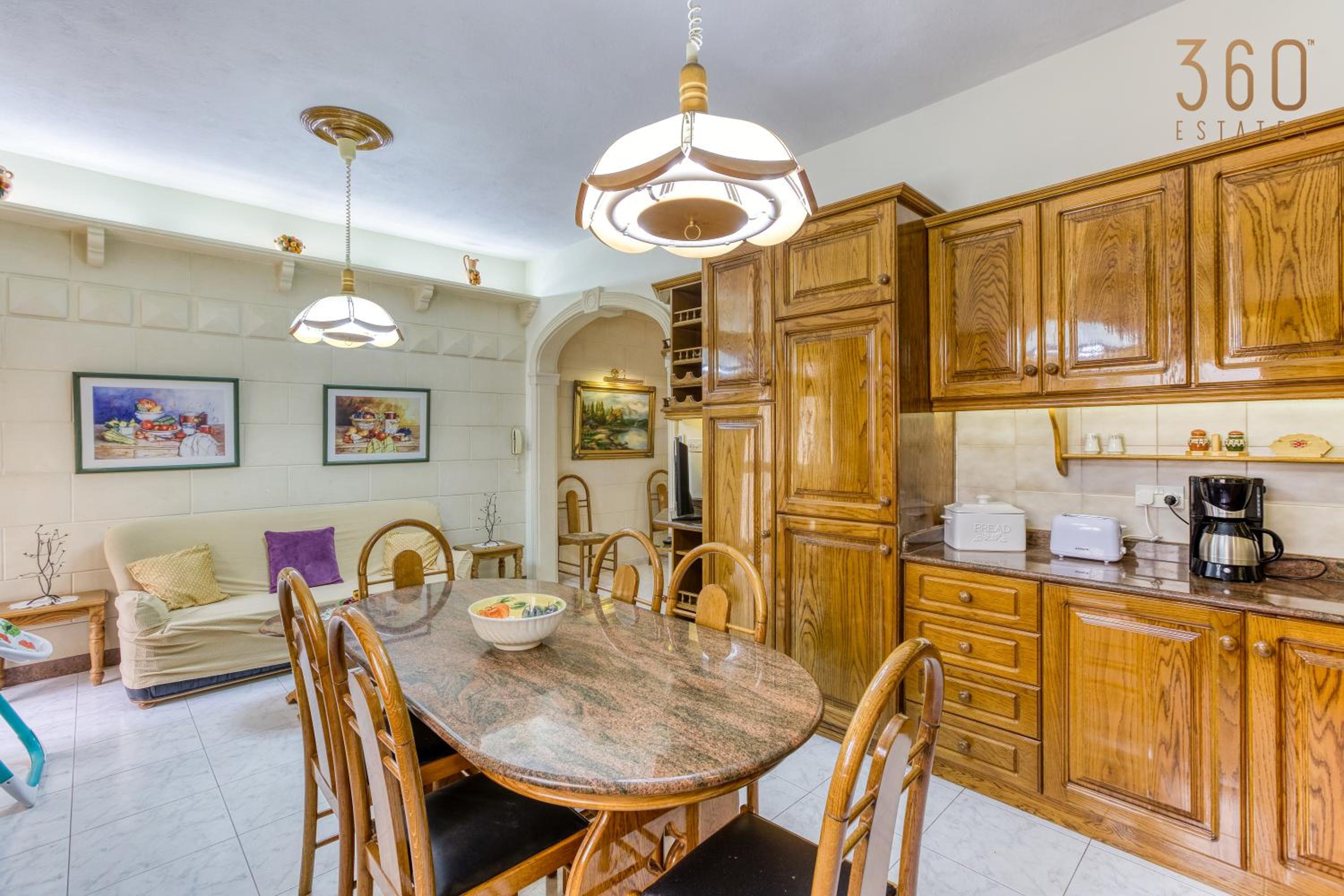 Spacious 4BR Terraced House with Rooftop Access by 360 Estates view 4