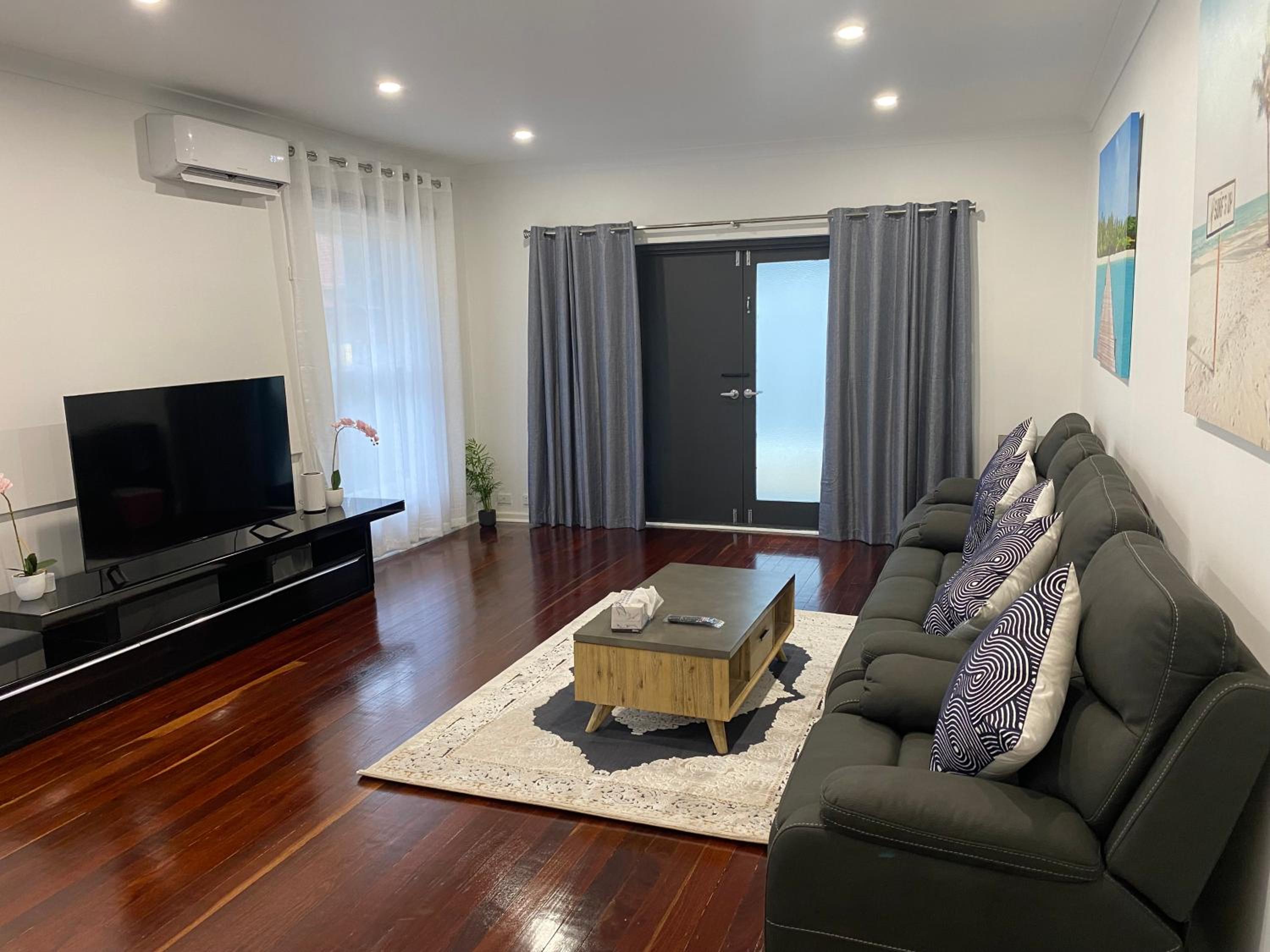 Beautiful 3 Bedrooms BNB between Airport and Sea