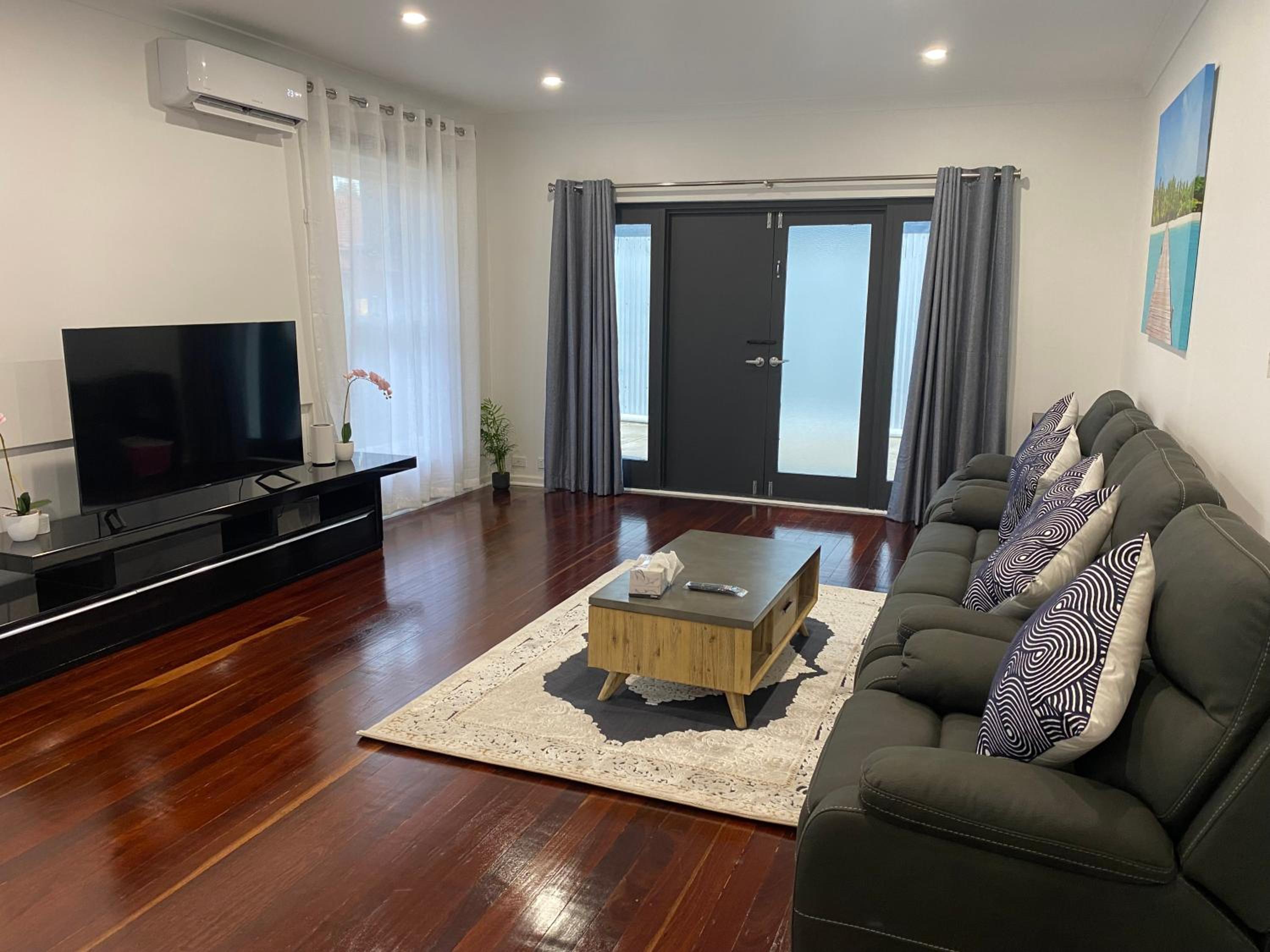Beautiful 3 Bedrooms BNB between Airport and Sea
