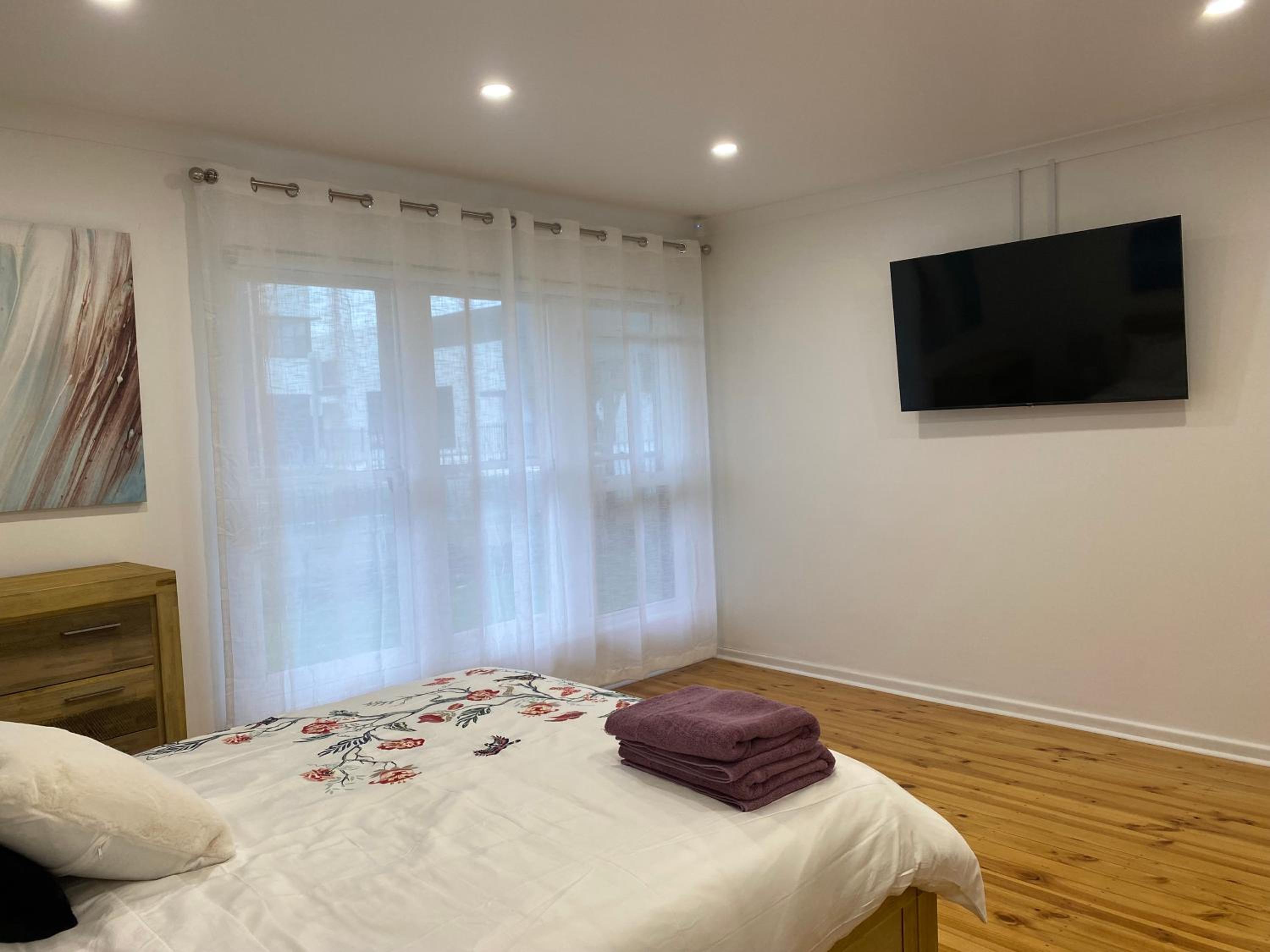 Beautiful 3 Bedrooms BNB between Airport and Sea