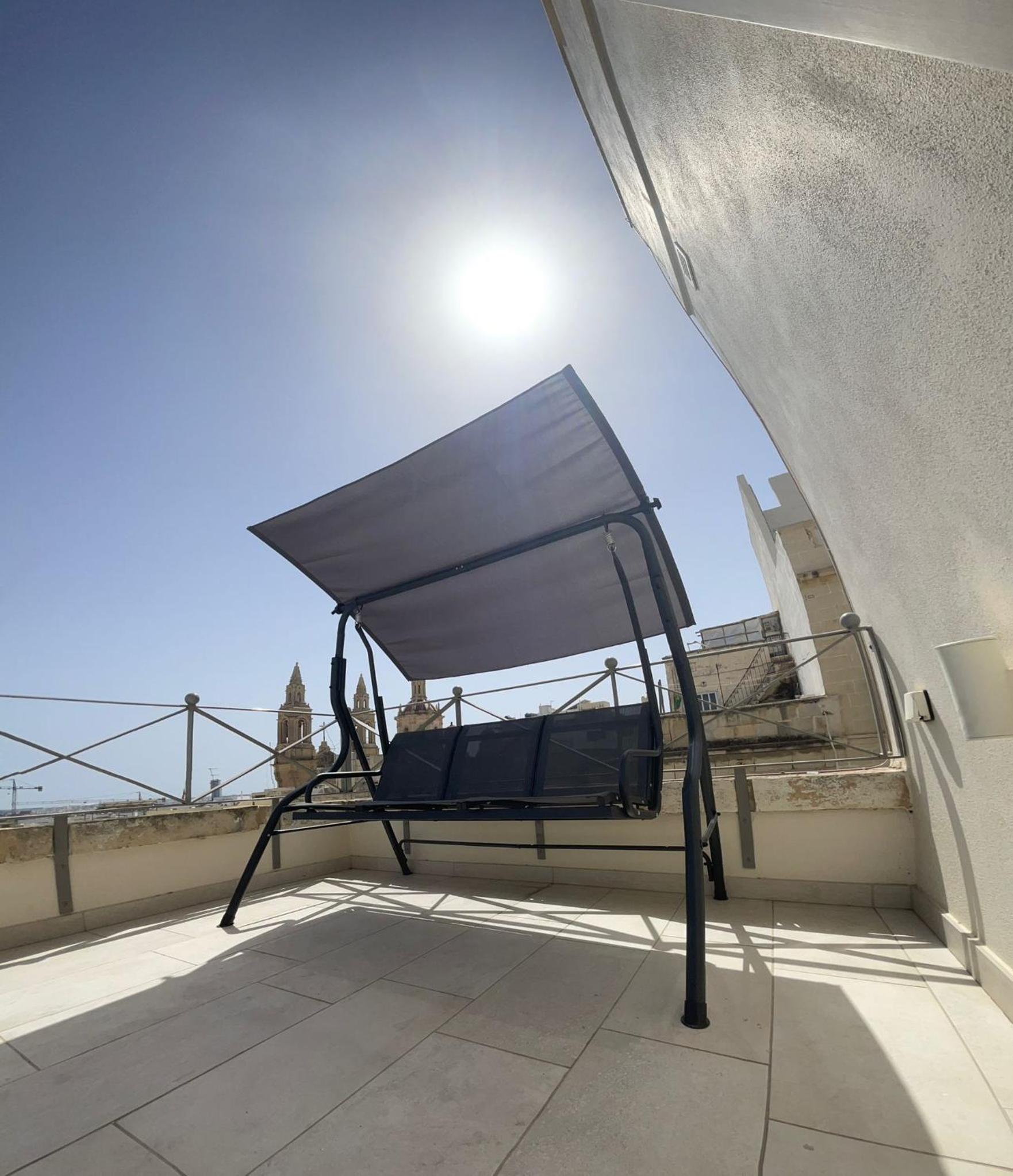 Sliema Cozy Townhouse with Rooftop View, Prime Spot