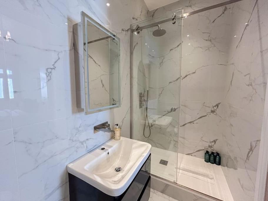 Stylish 2 bed flat on the iconic Gloucester Road
