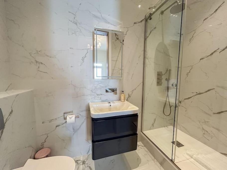 Stylish 2 bed flat on the iconic Gloucester Road