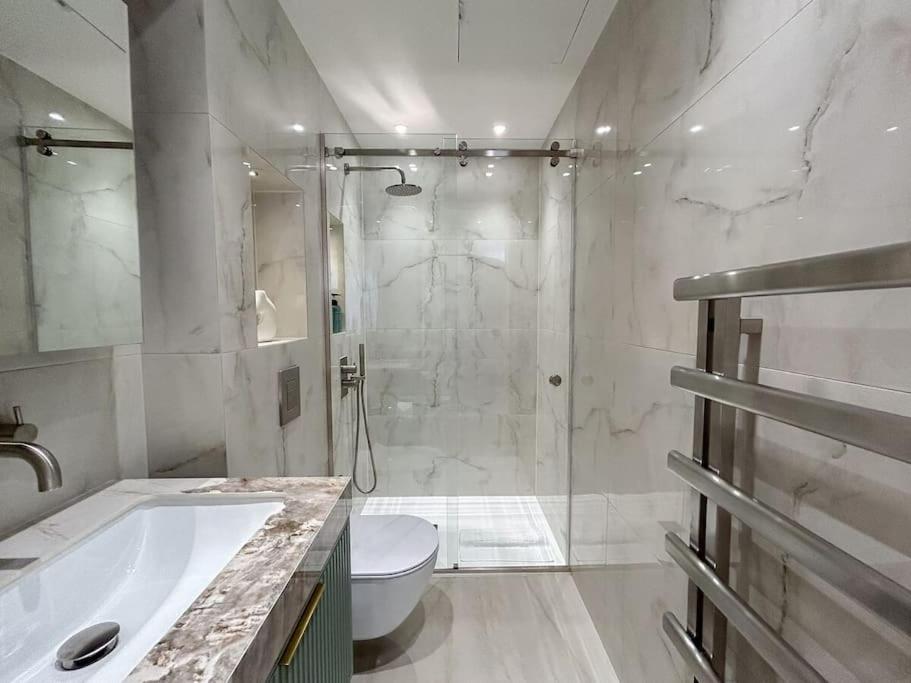 Stylish 2 bed flat on the iconic Gloucester Road