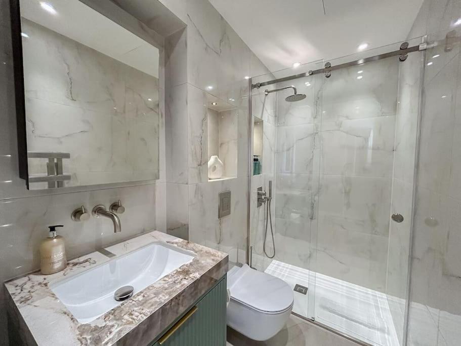 Stylish 2 bed flat on the iconic Gloucester Road