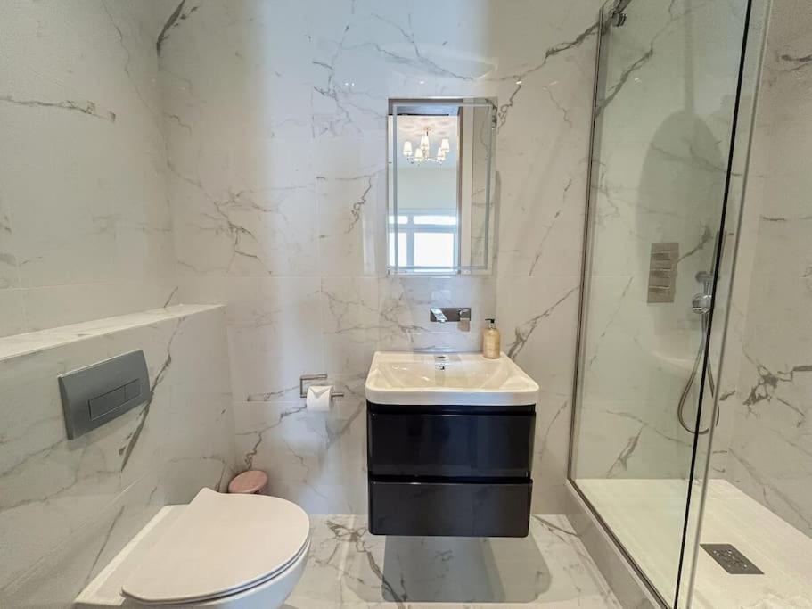 Stylish 2 bed flat on the iconic Gloucester Road