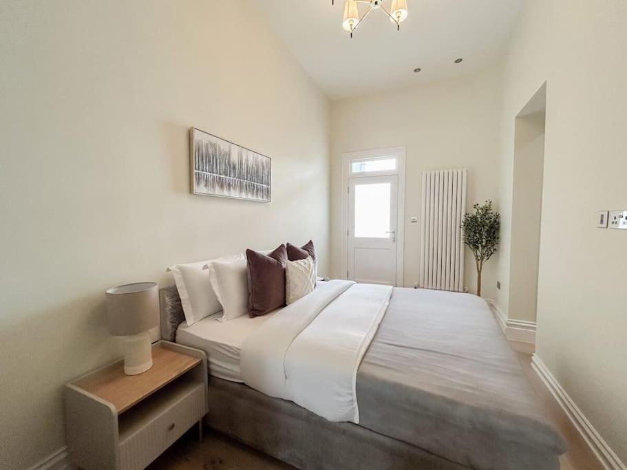 Stylish 2 bed flat on the iconic Gloucester Road
