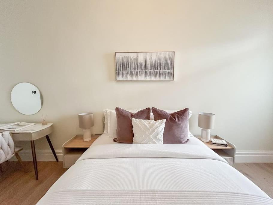 Stylish 2 bed flat on the iconic Gloucester Road
