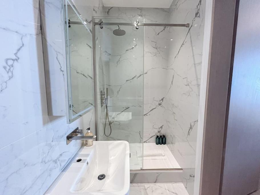 Stylish 2 bed flat on the iconic Gloucester Road