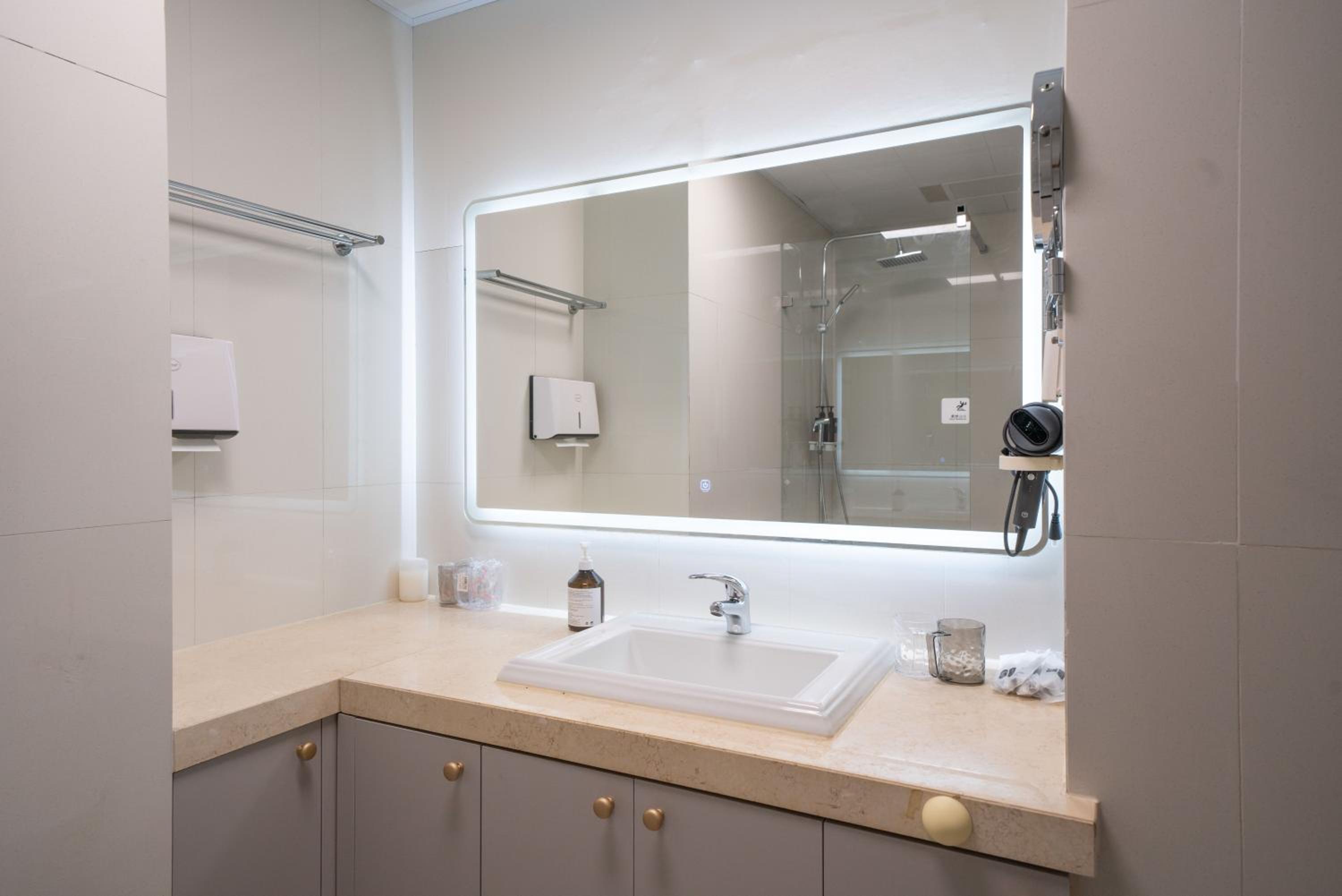 Yi Du Home with Double Views-At West Nanjing Road, Near Metro, Cards OK