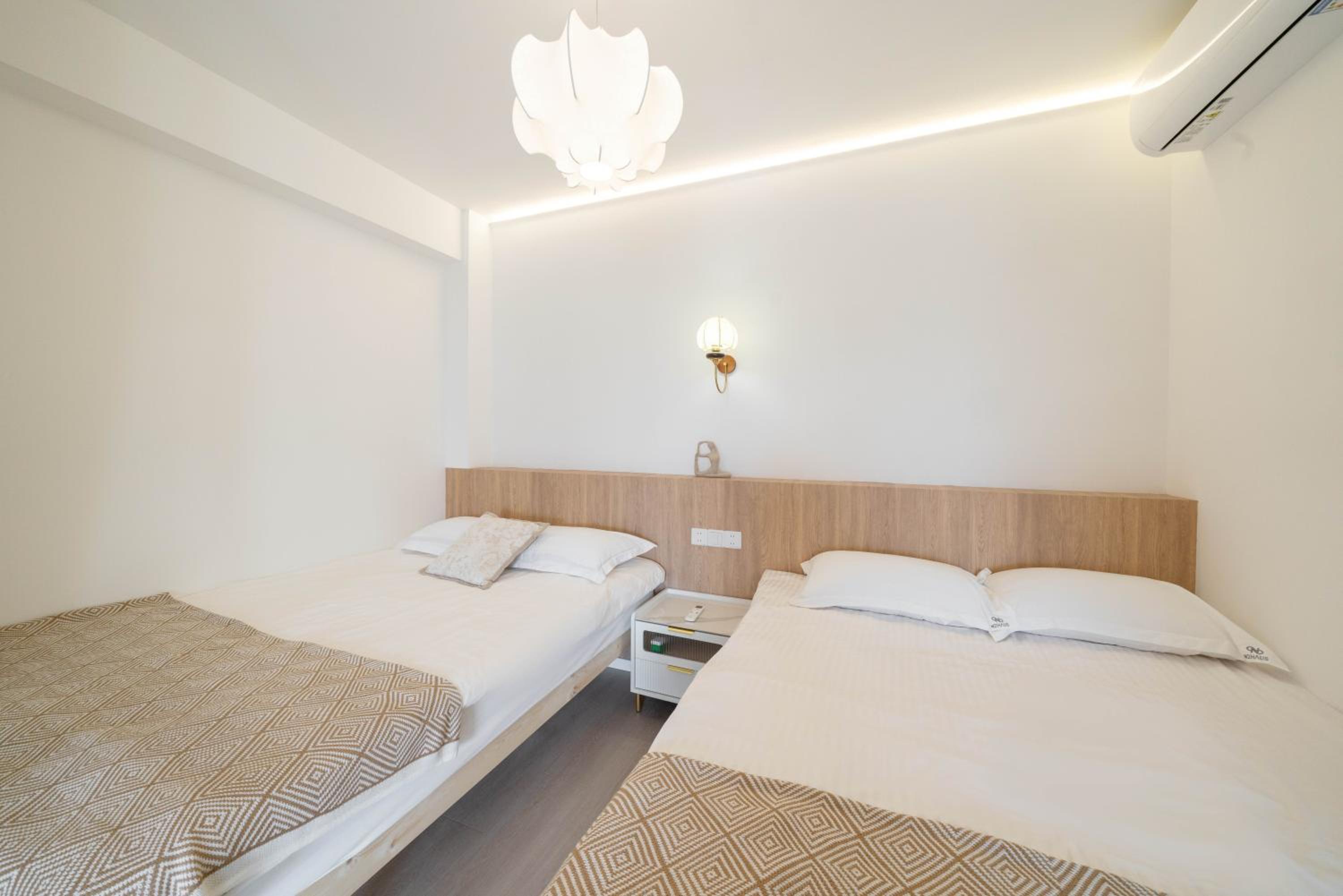 Yi Du Home with Double Views-At West Nanjing Road, Near Metro, Cards OK