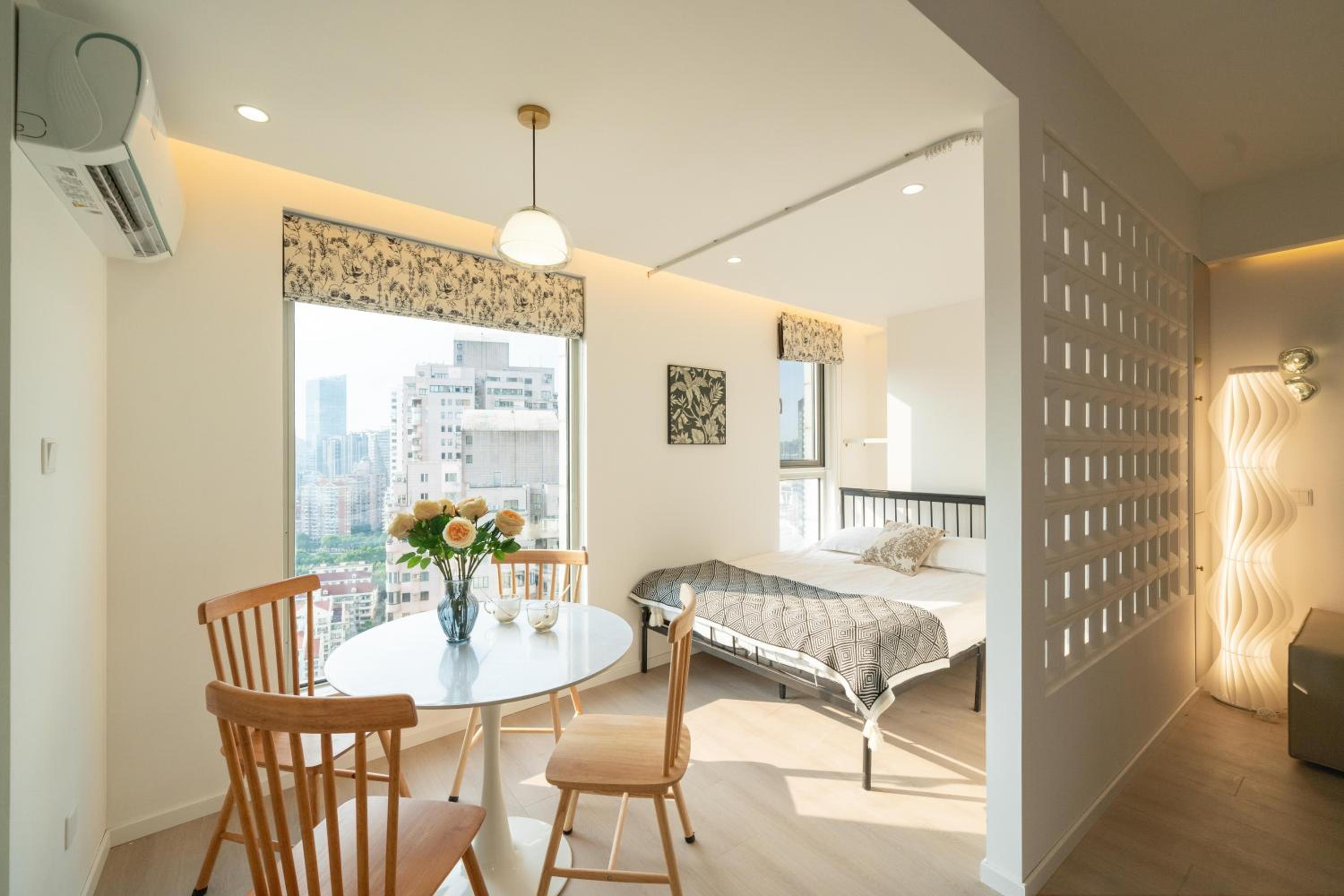 Yi Du Home with Double Views-At West Nanjing Road, Near Metro, Cards OK