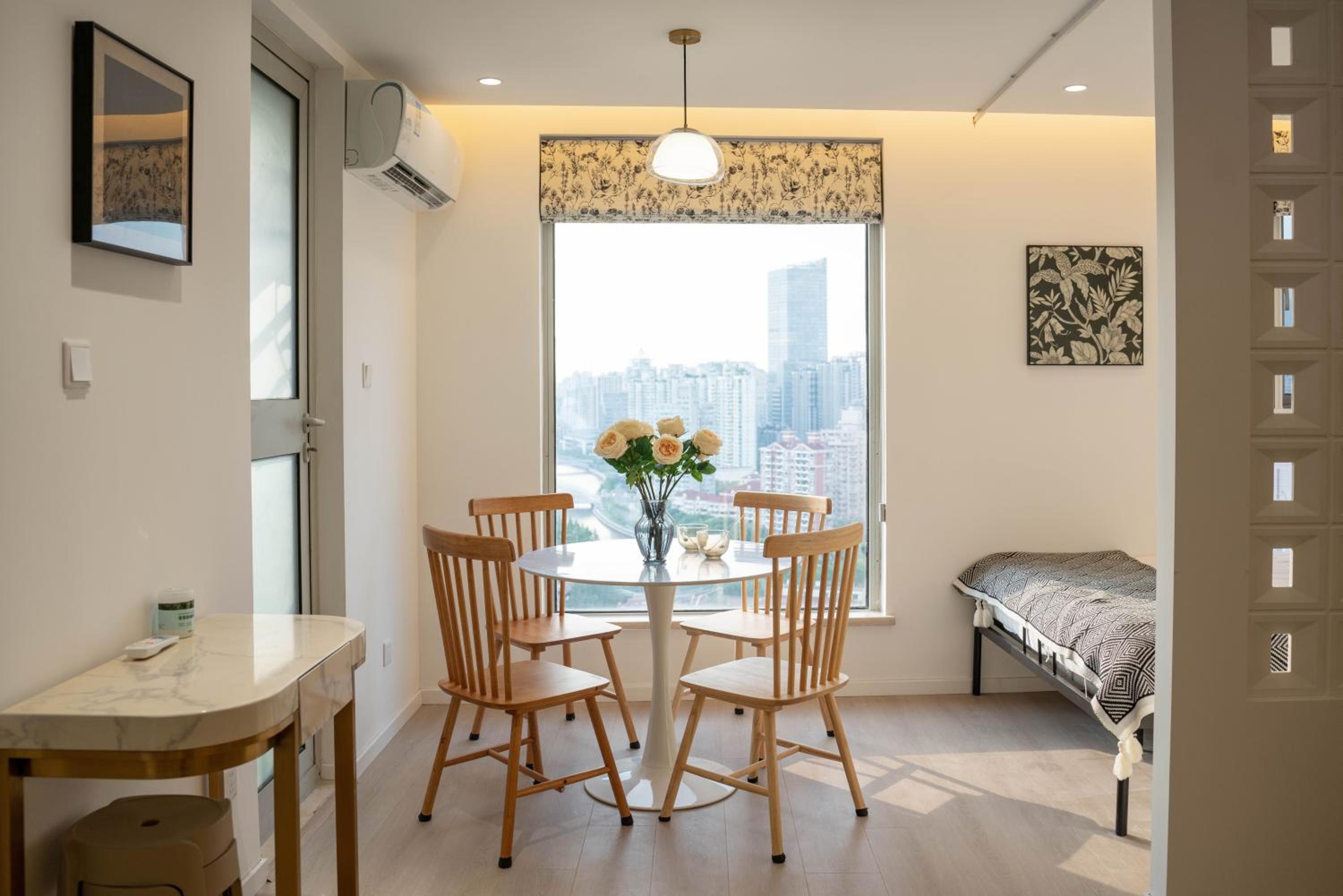 Yi Du Home with Double Views-At West Nanjing Road, Near Metro, Cards OK