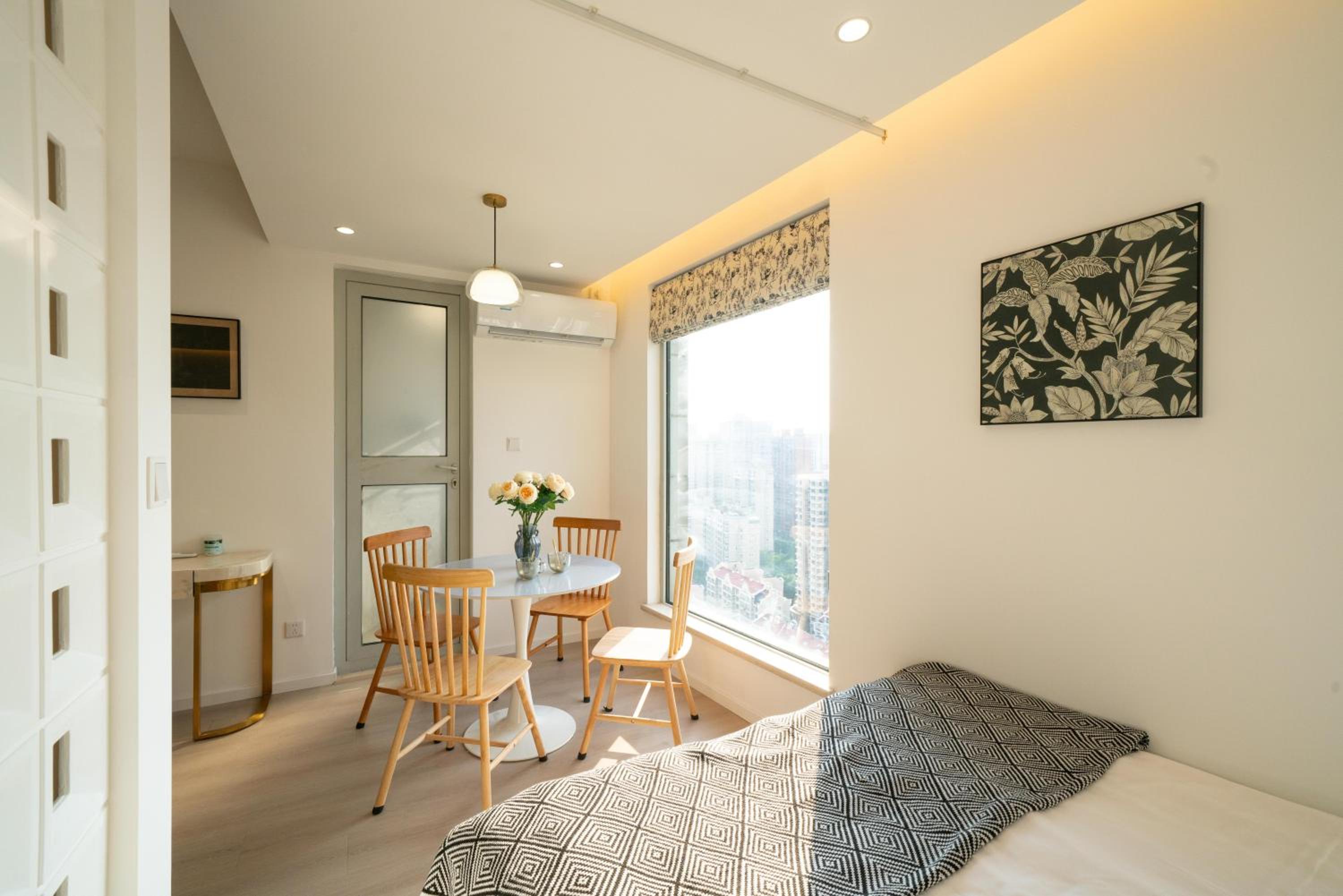 Yi Du Home with Double Views-At West Nanjing Road, Near Metro, Cards OK